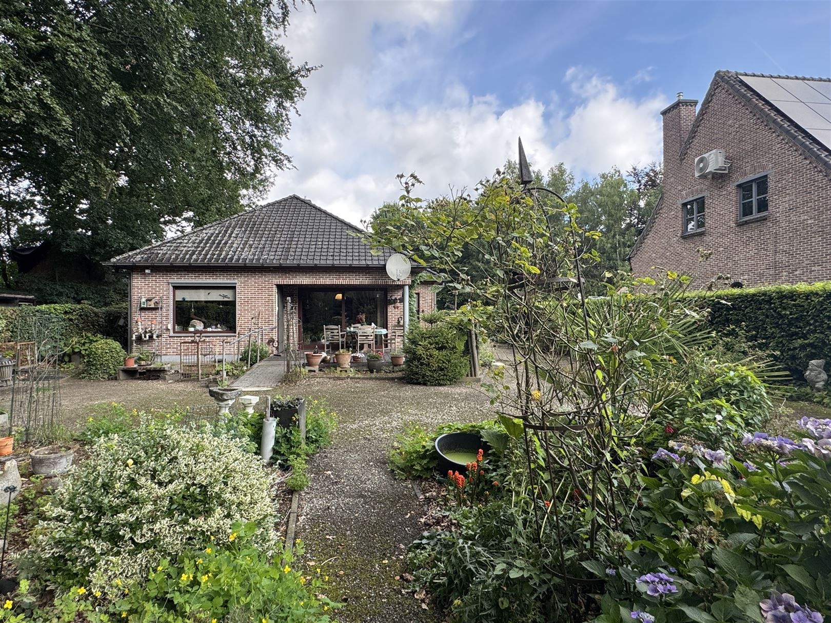 Wonen in alle rust op een prachtig perceel van 1.778 m² foto {{pictureIndex}}