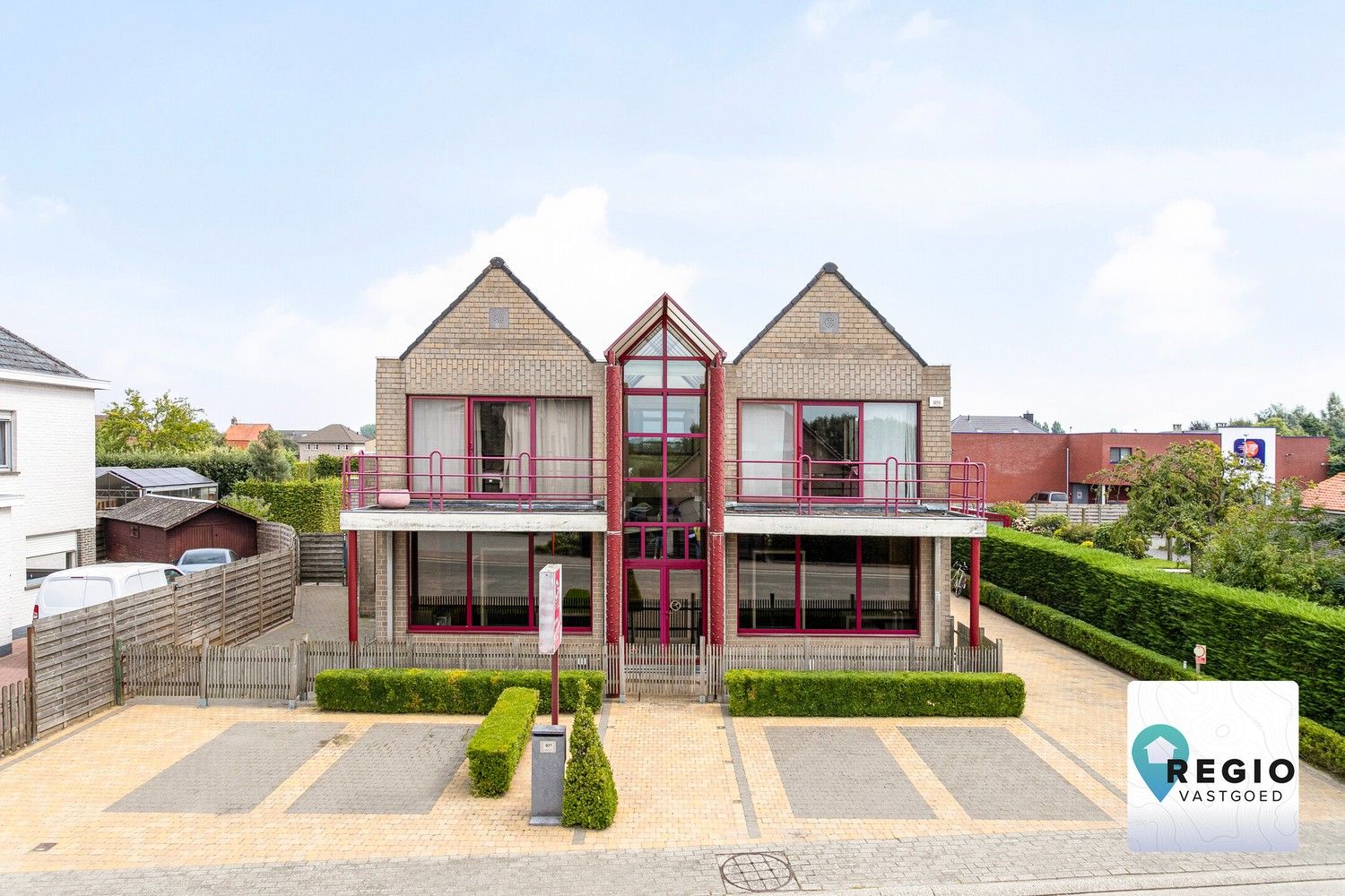 Twee entiteiten - Handelsgelijkvloers + 4 slpk. appartement met ruim terras te Landegem. foto 4