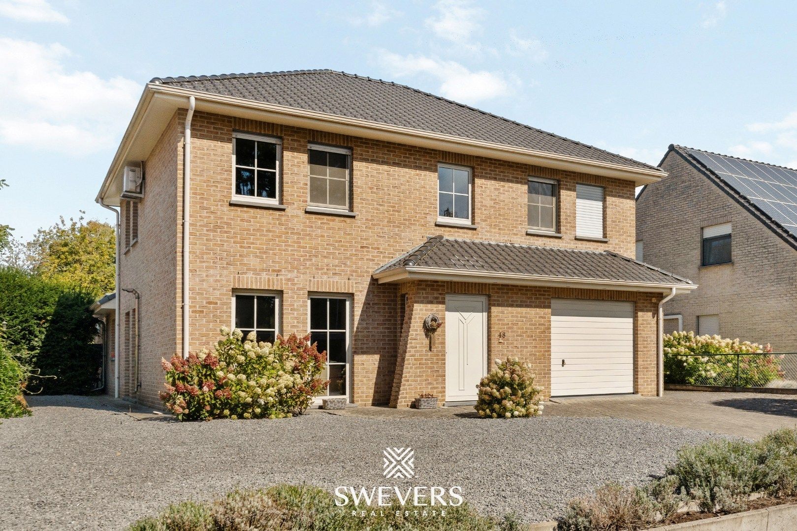 Ruime open bebouwing met nieuwe keuken en veranda foto 32