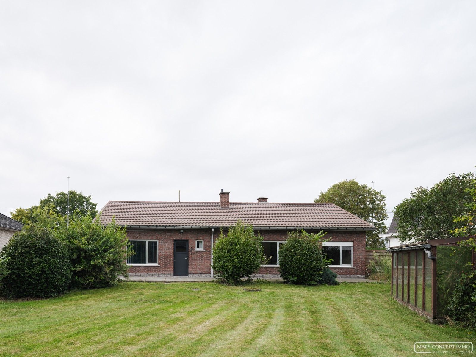 Bungalow op prachtig perceel van 2255 m² met adembenemend verzicht en bijgebouw. foto 1