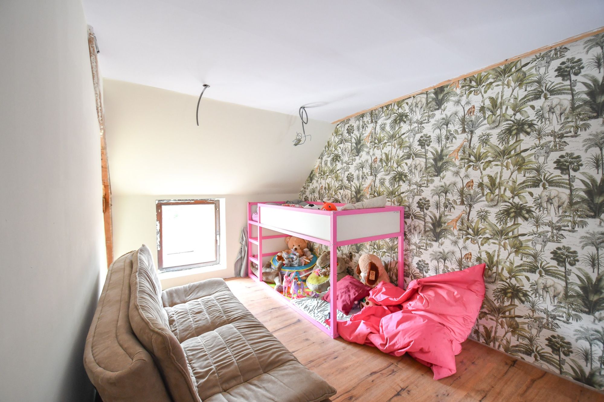 Gezinswoning met 3 slaapkamers, diepe tuin en enorm veel potentieel. foto 13