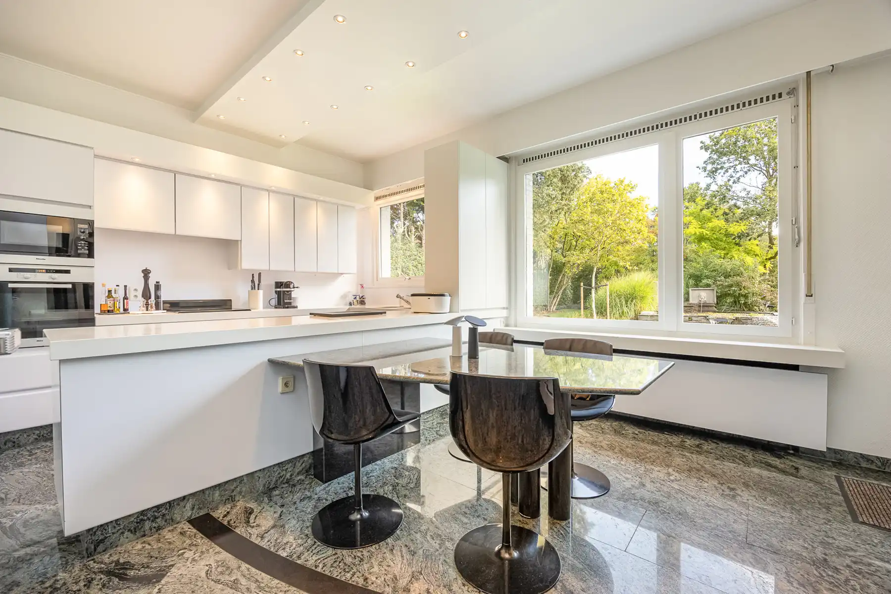 Ruime villa met zwembad op toplocatie in 's Gravenwezel foto 9