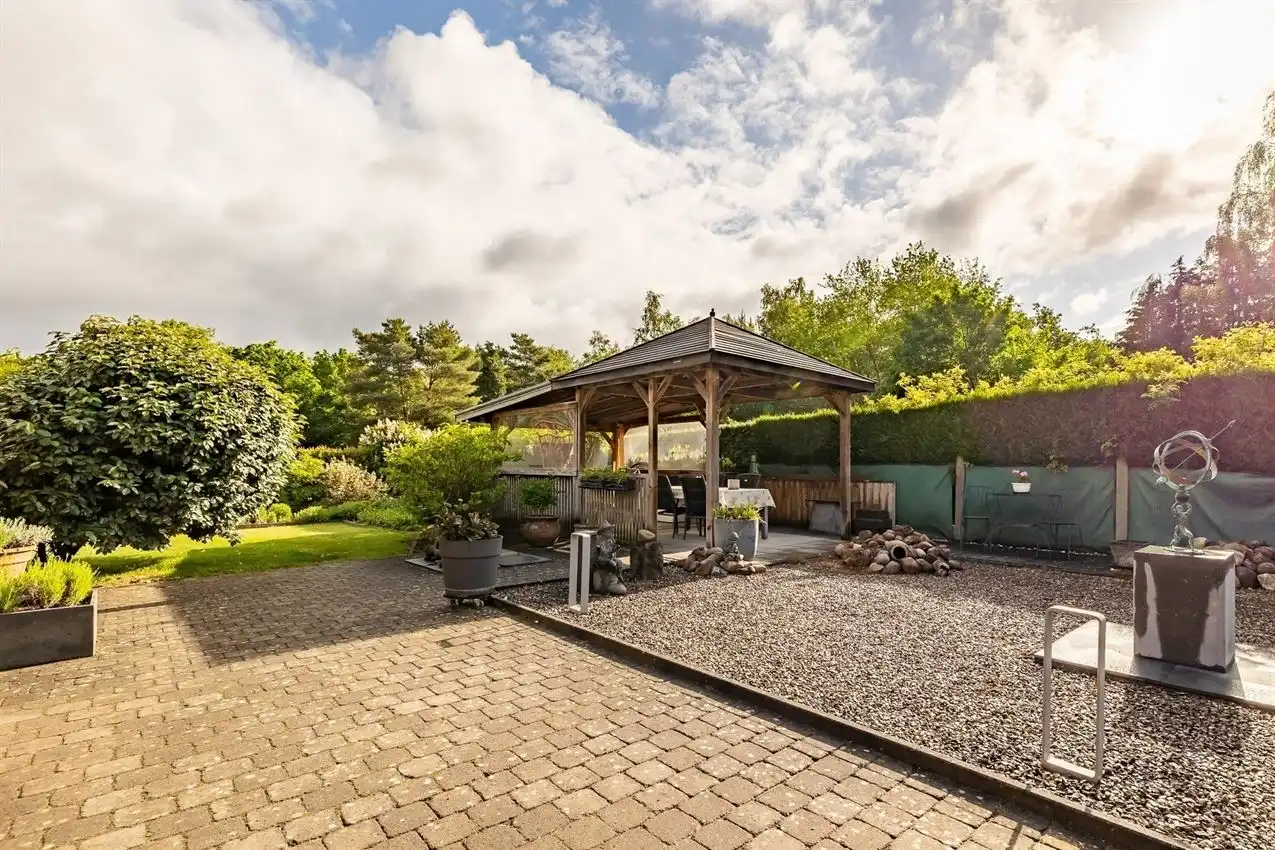 Een tuin om in te leven, een woning om zo in te trekken. foto 3