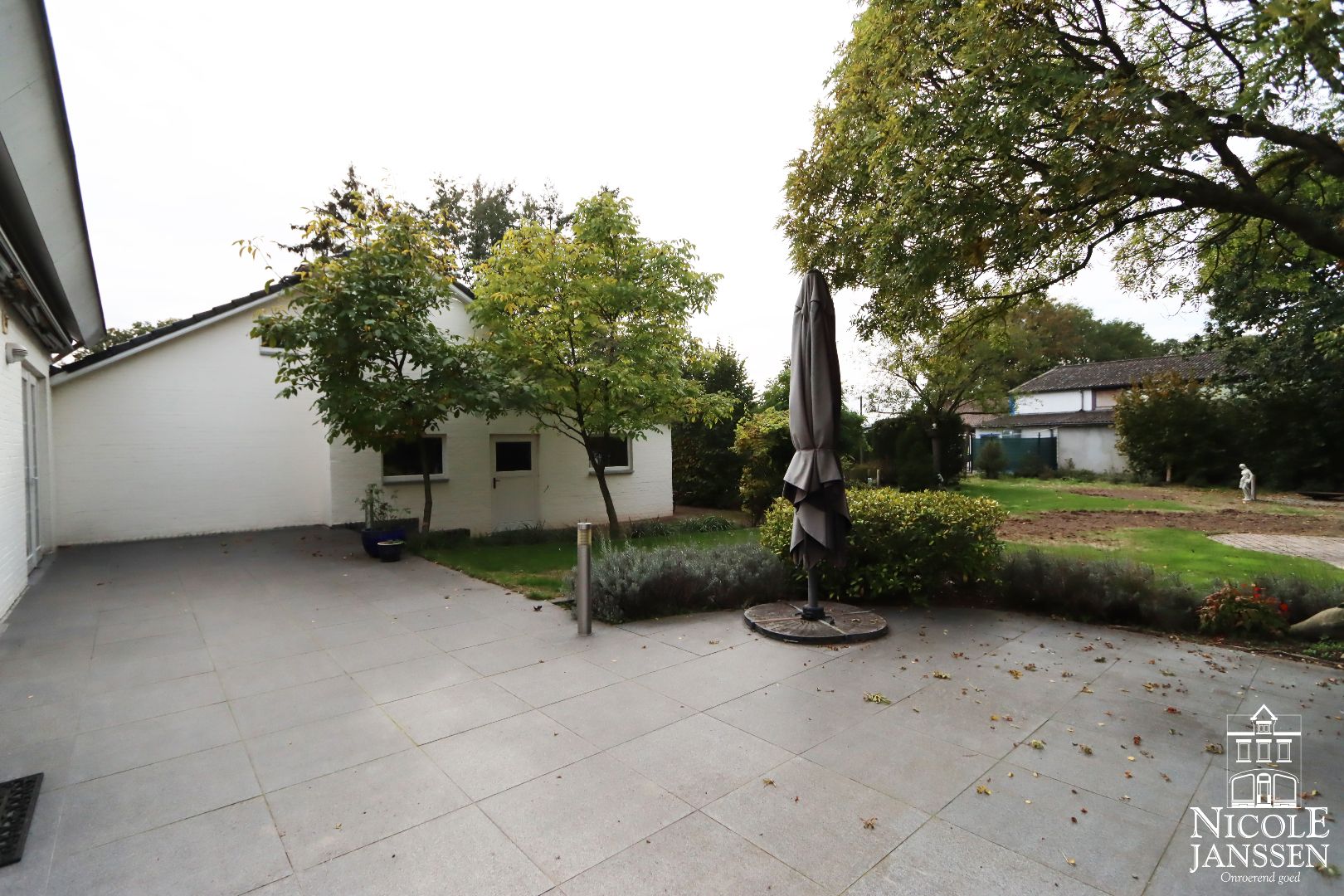 Zeer ruime gezinswoning met vier slaapkamers, inpandige garage en mooie tuin foto 31