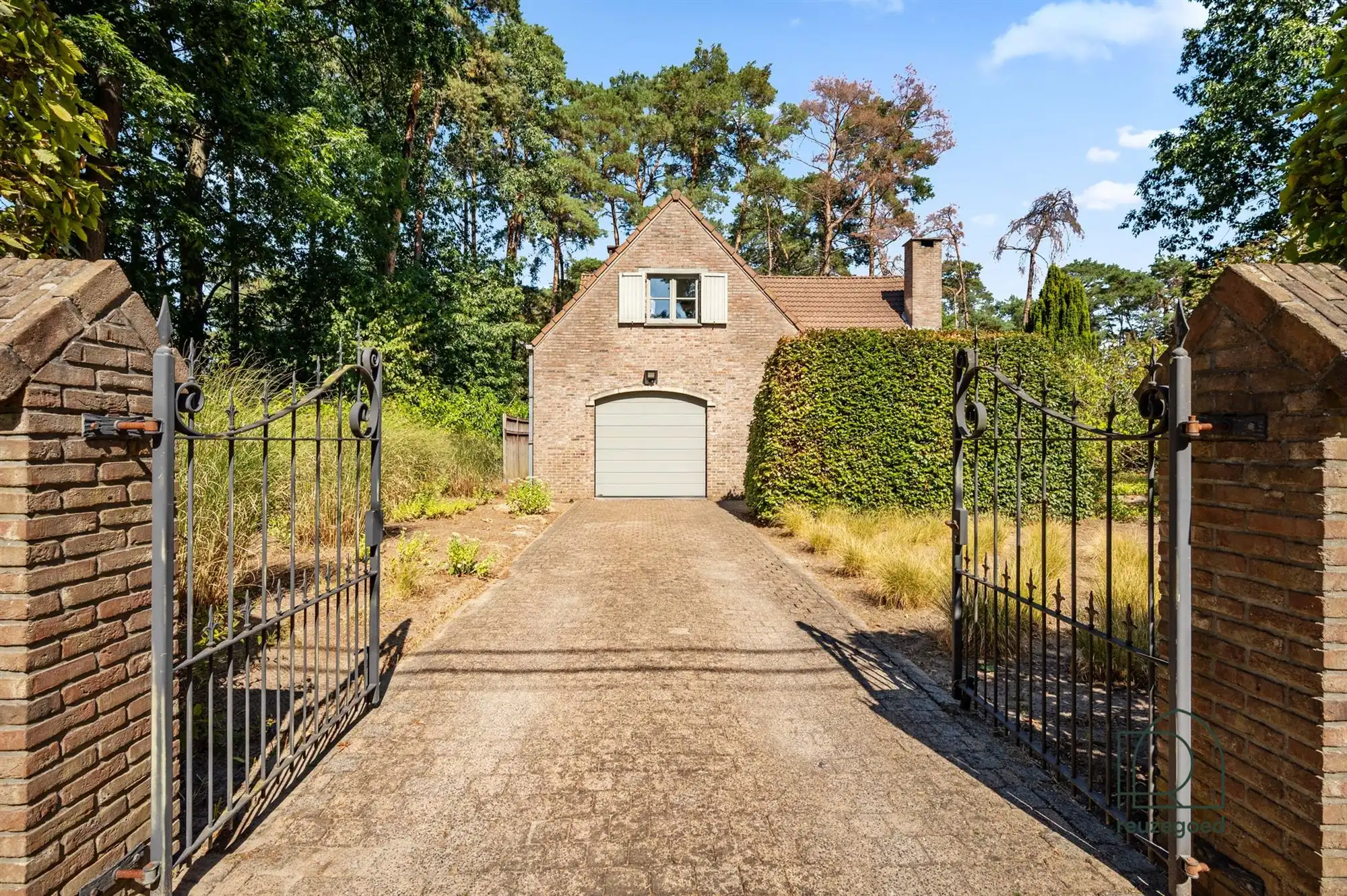 Woning met 4 slaapkamers in een groene villawijk in Bonheiden foto {{pictureIndex}}