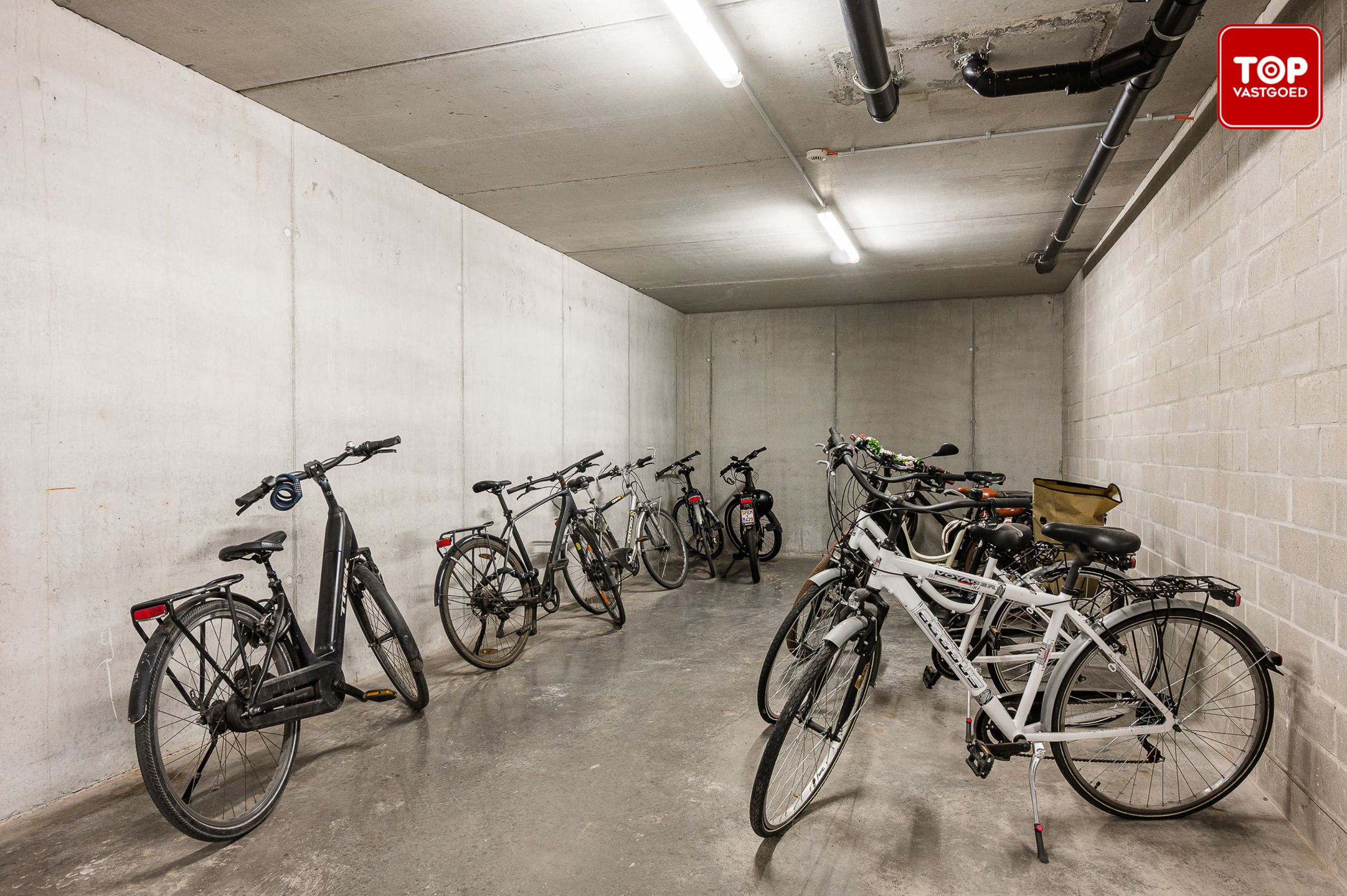 Instapklaar 1-slaapkamer appartement met autostaanplaats en fietsenberging.  foto 19