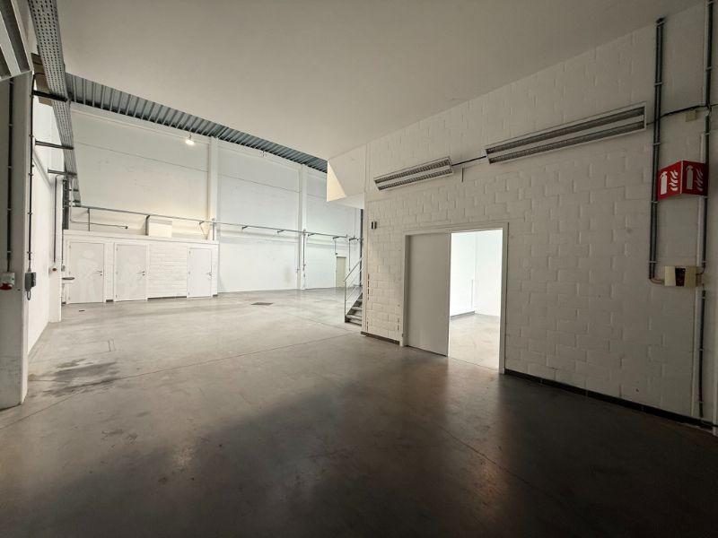 Modern bedrijfsgebouw met magazijn en kantoren foto 5