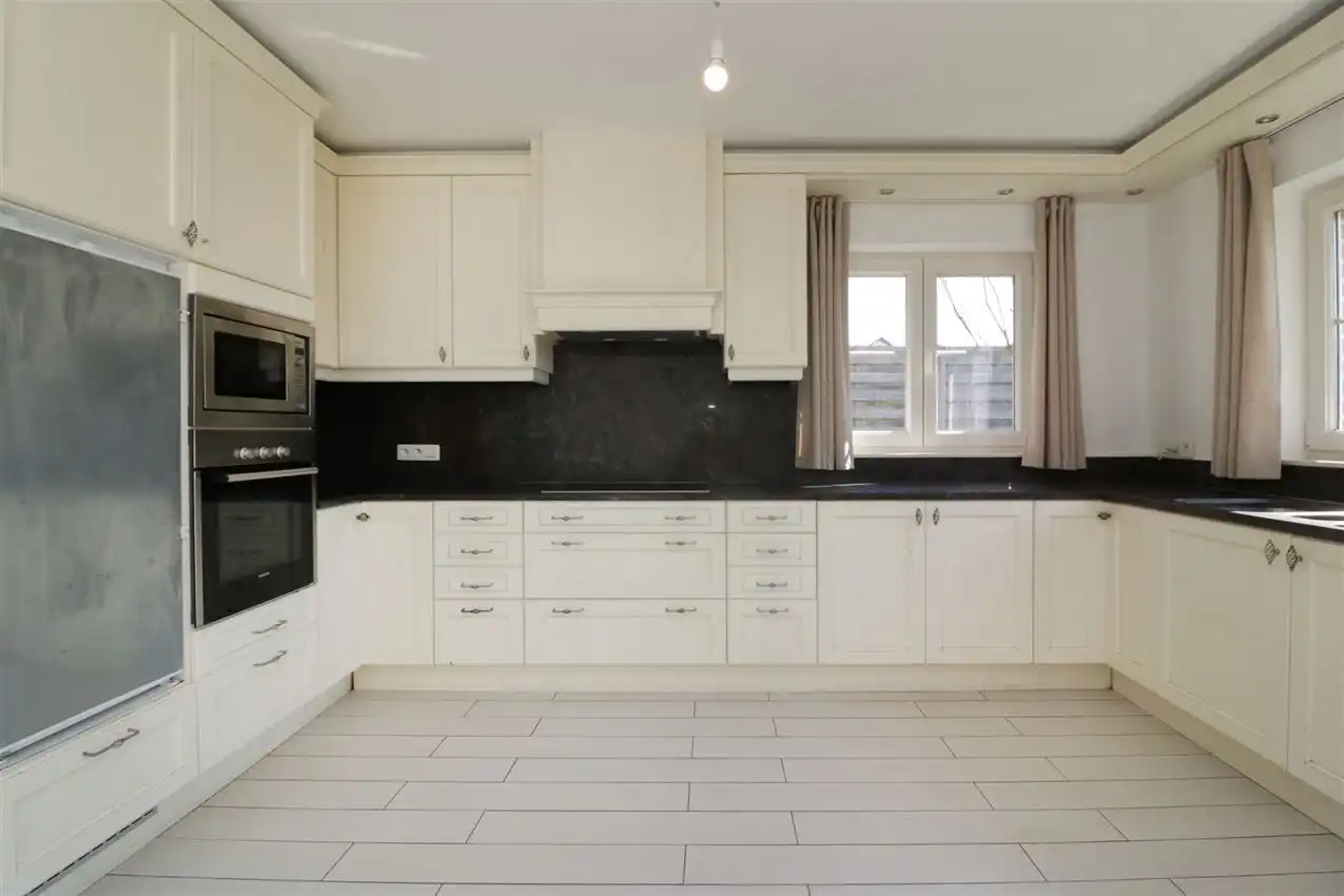 Recente woning met drie slaapkamers en garage op rustige locatie foto 6