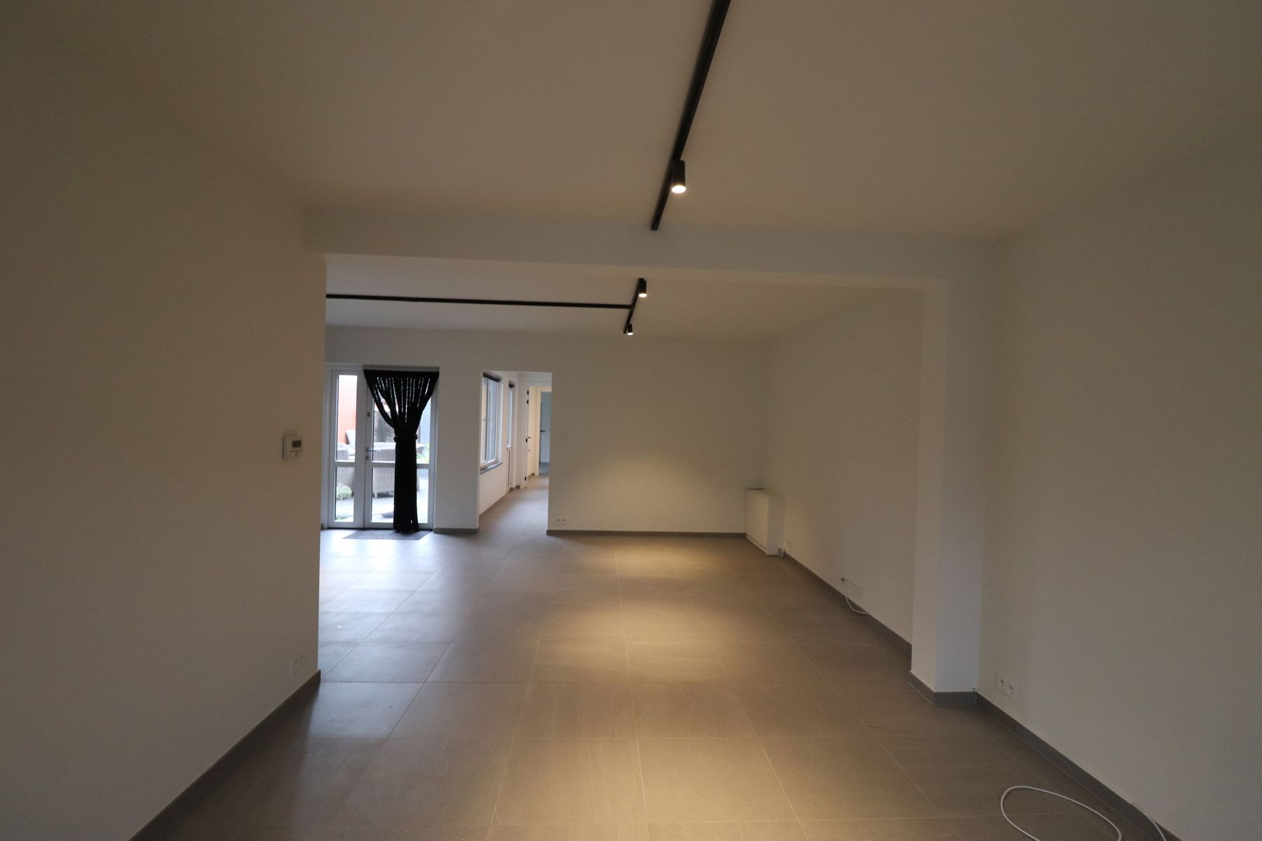 Een recent gerenoveerde woning met 3 slaapkamers, terras en garage. foto 4