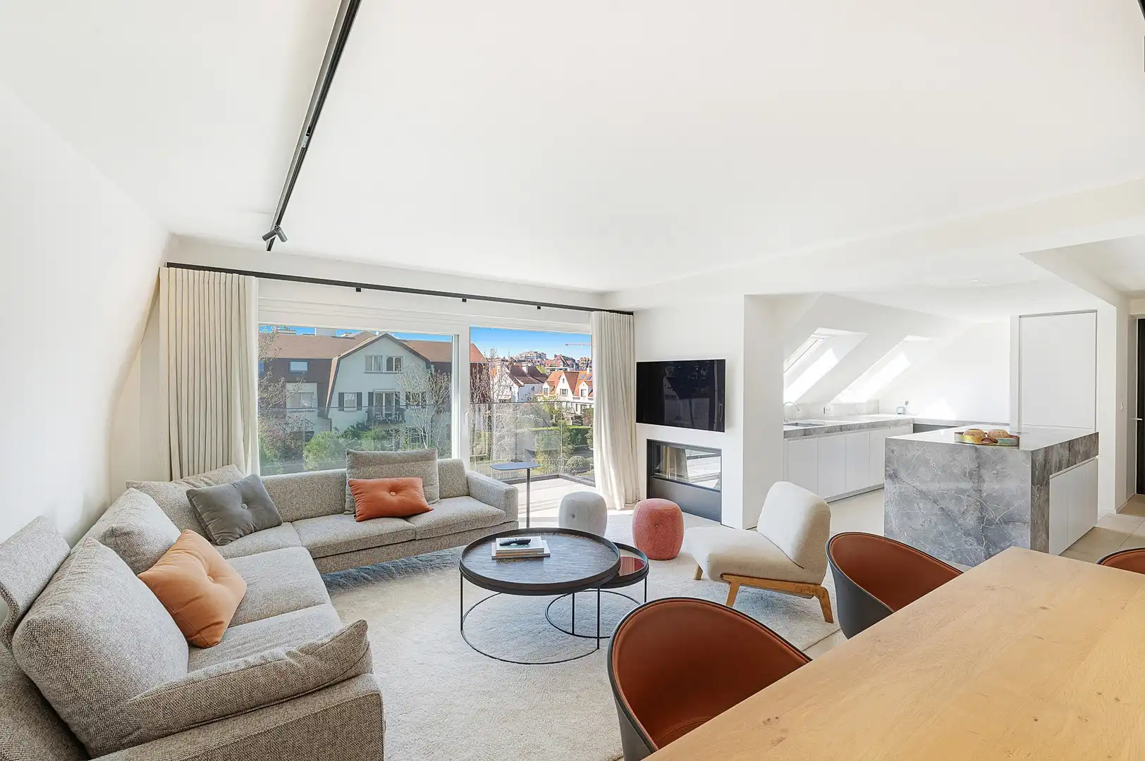 Zonnig gerenoveerd appartement met zuidwest gericht terras en open zicht op wandelafstand van het strand in hartje Zoute. foto 6