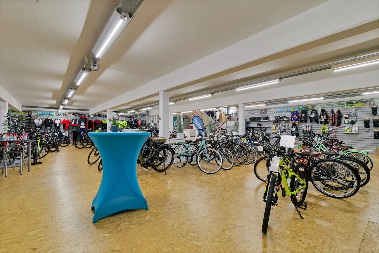 Handelsruimte met luxe duplex-appartement en verhuurde loodsen op het industrieterrein in Lanaken foto 15