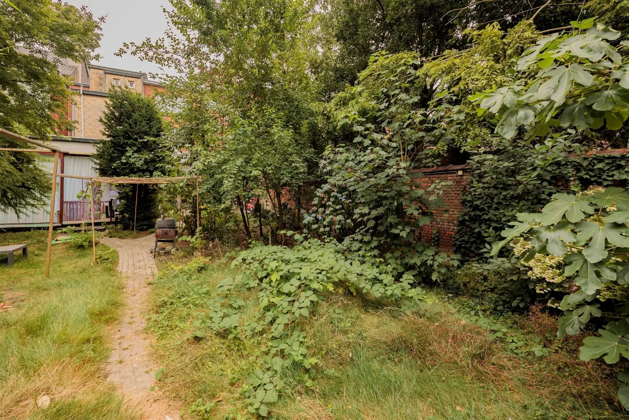 Ruime woning met veelzijdige praktijkruimtes foto 9
