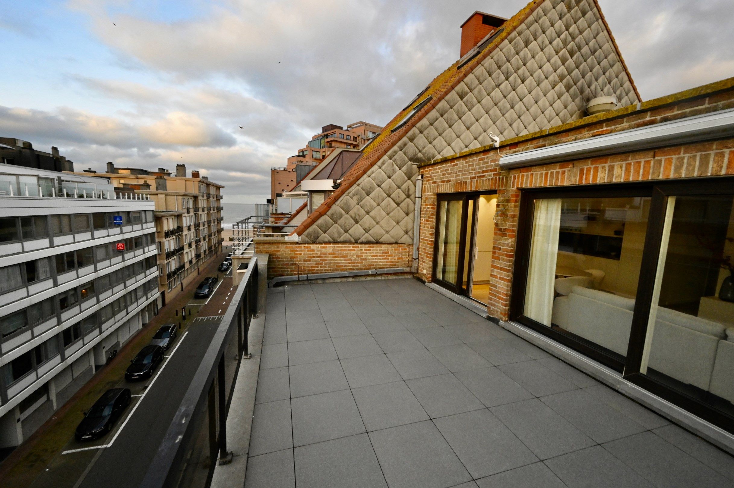 Integraal gerenoveerd dak-appartement met zonne-terrassen op 20 meter wandelafstand van de zeedijk-Albertstrand.   foto 1