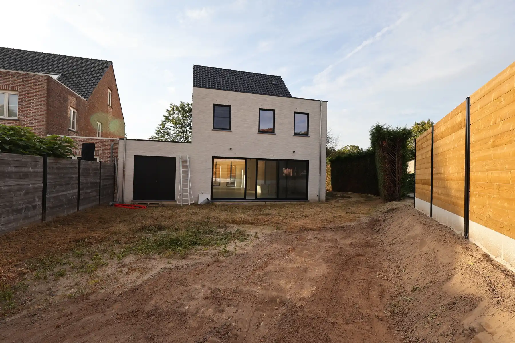 Een nieuwbouwwoning met 4 slaapkamers, tuin en garage. foto 22