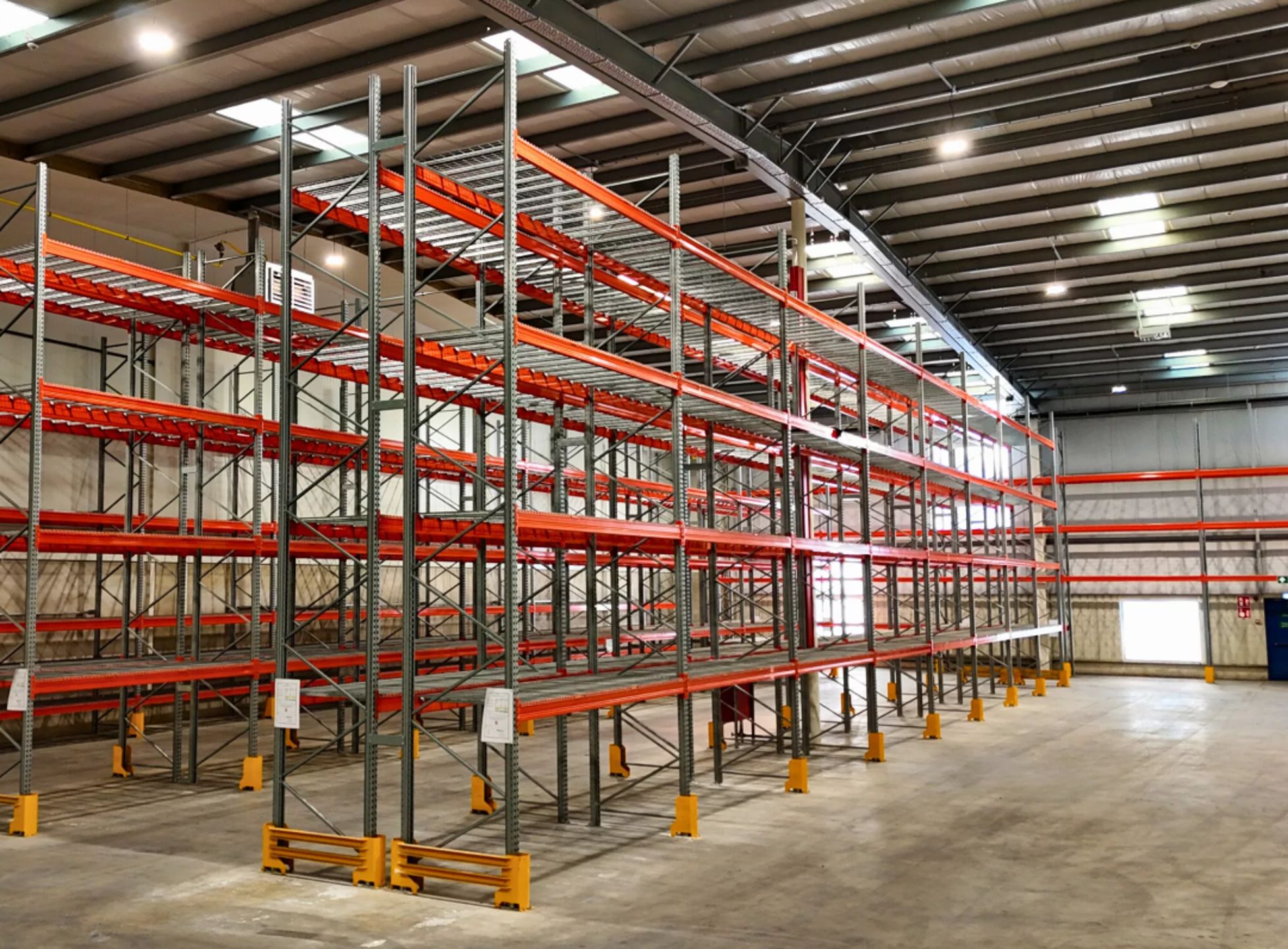 Industrieel pand te koop langs de Bosstraat 46 in Lummen.  foto 3