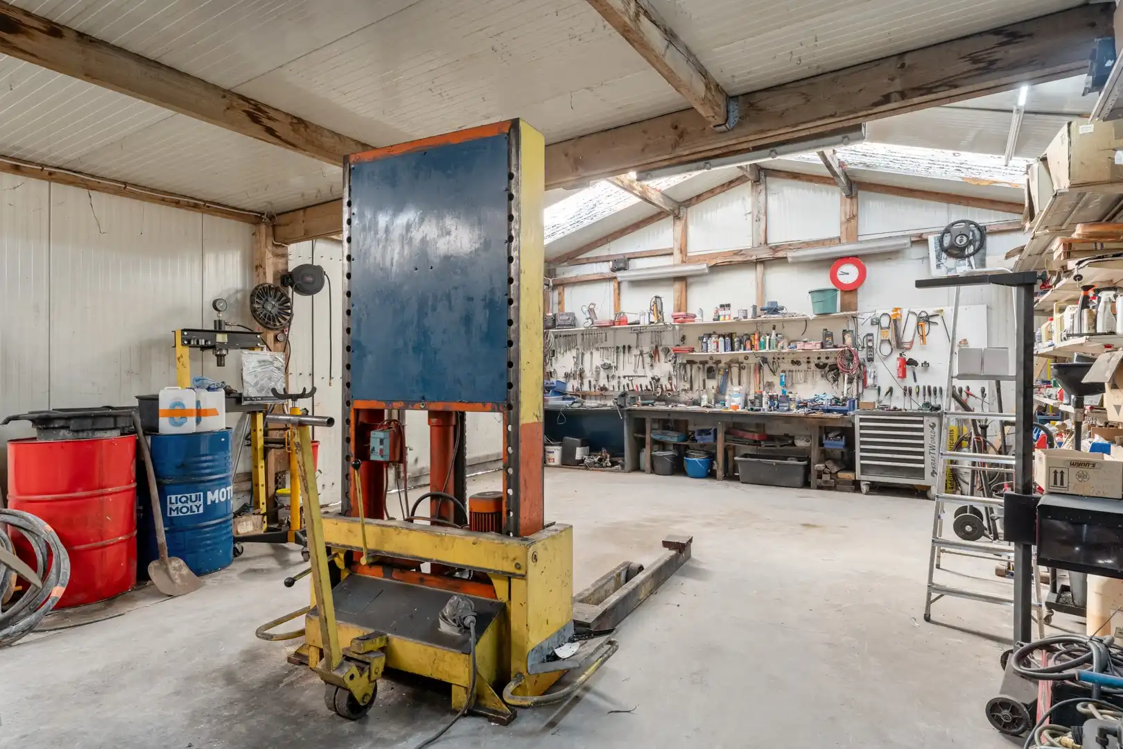 🏢 Handelspand met 2 appartementen, polyvalente ruimte en ruim perceel van 11a 19ca te koop foto 6