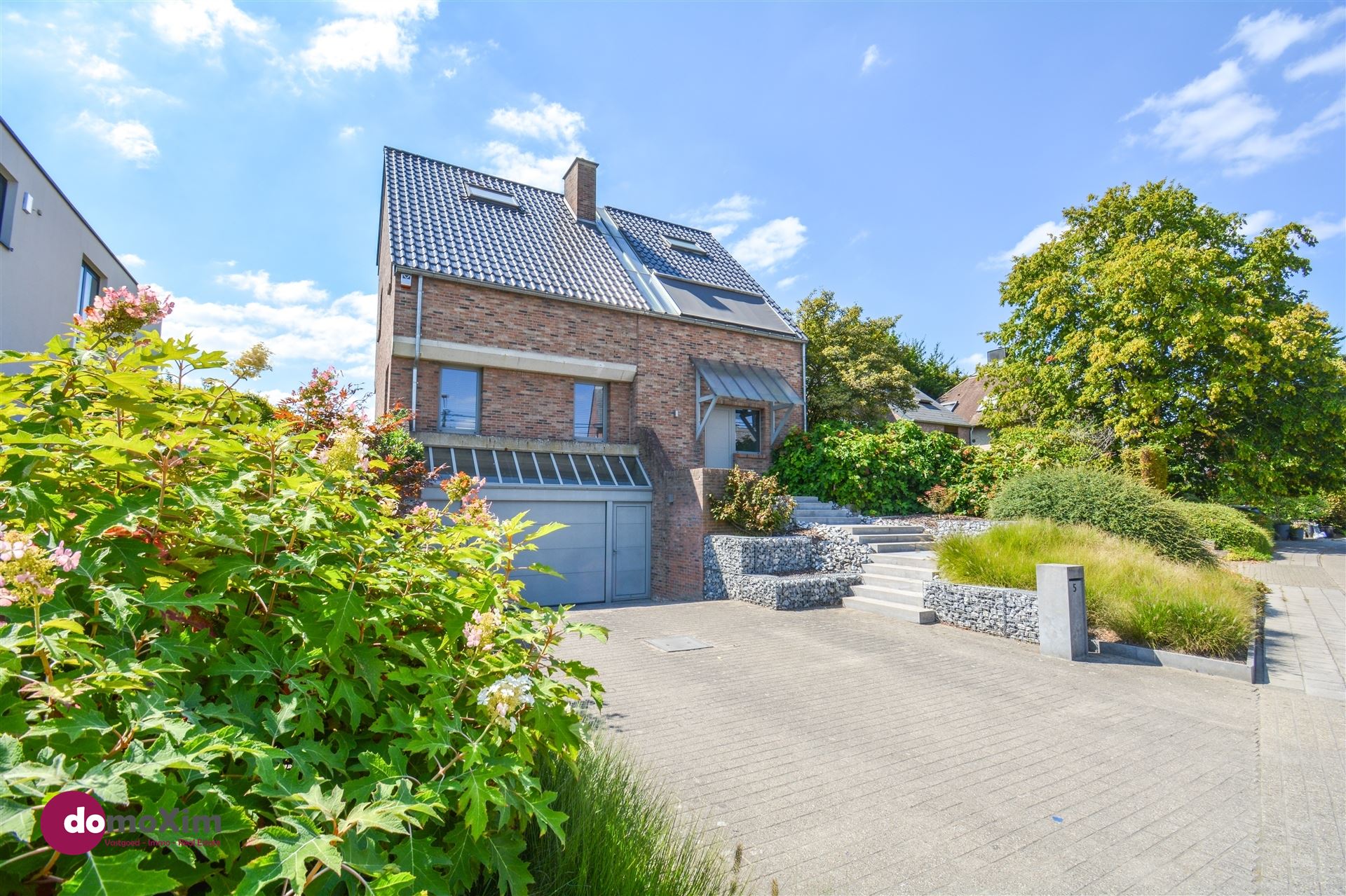 Speelse, vrijstaande woning met 384 m² woonplezier en een ZW-gerichte tuin vol privacy foto {{pictureIndex}}
