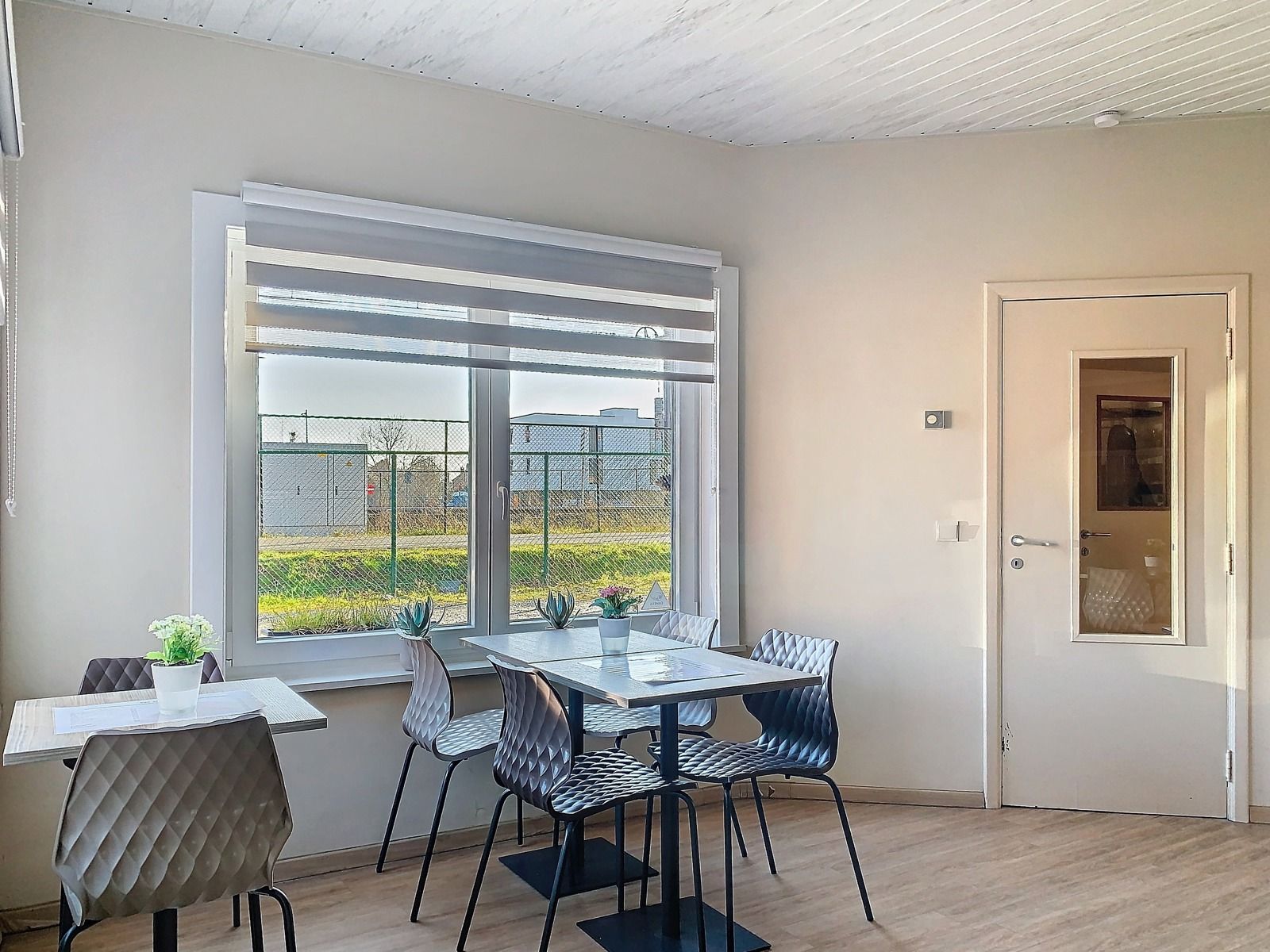 Centraal gelegen, Ruim Handelspand MET 2-SLPK Appartement! foto 8