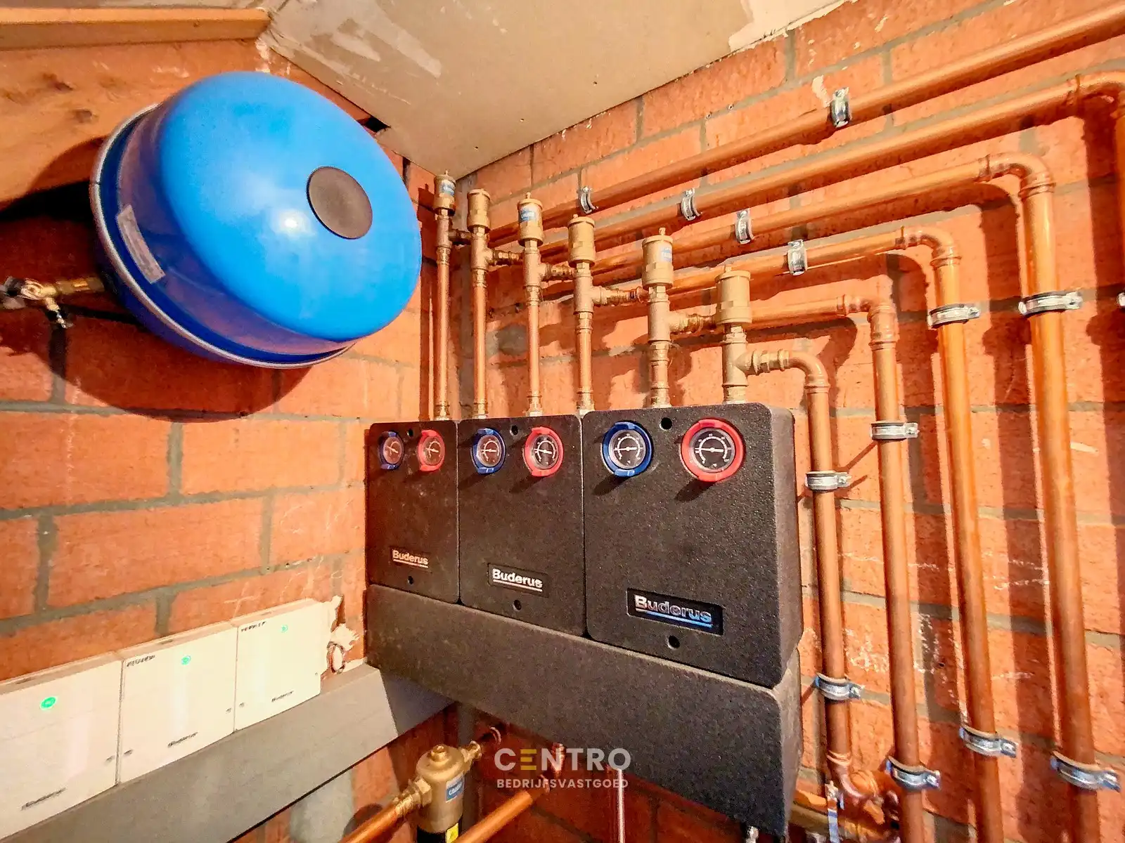 Ruim (430m²), multifunctioneel pand (bewoning, kantoor, praktijk, horeca, ...)  op ZICHTLOCATIE langs invalsweg Roeselare (vlakbij de ring R32). foto 22