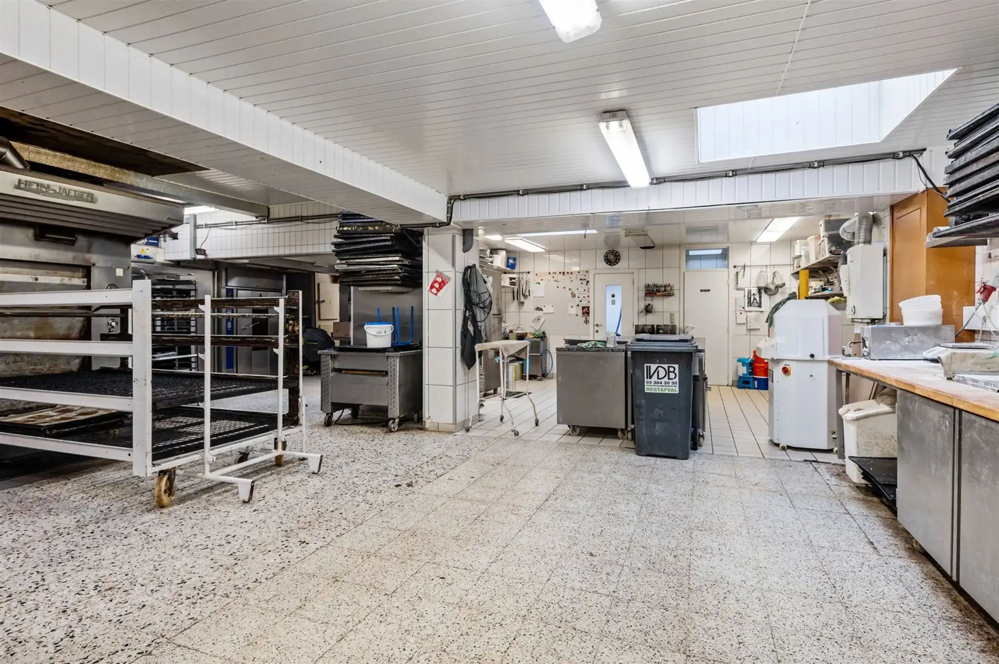 Opbrengsteigendom in handelshart van Merksem aan het plein! foto 21