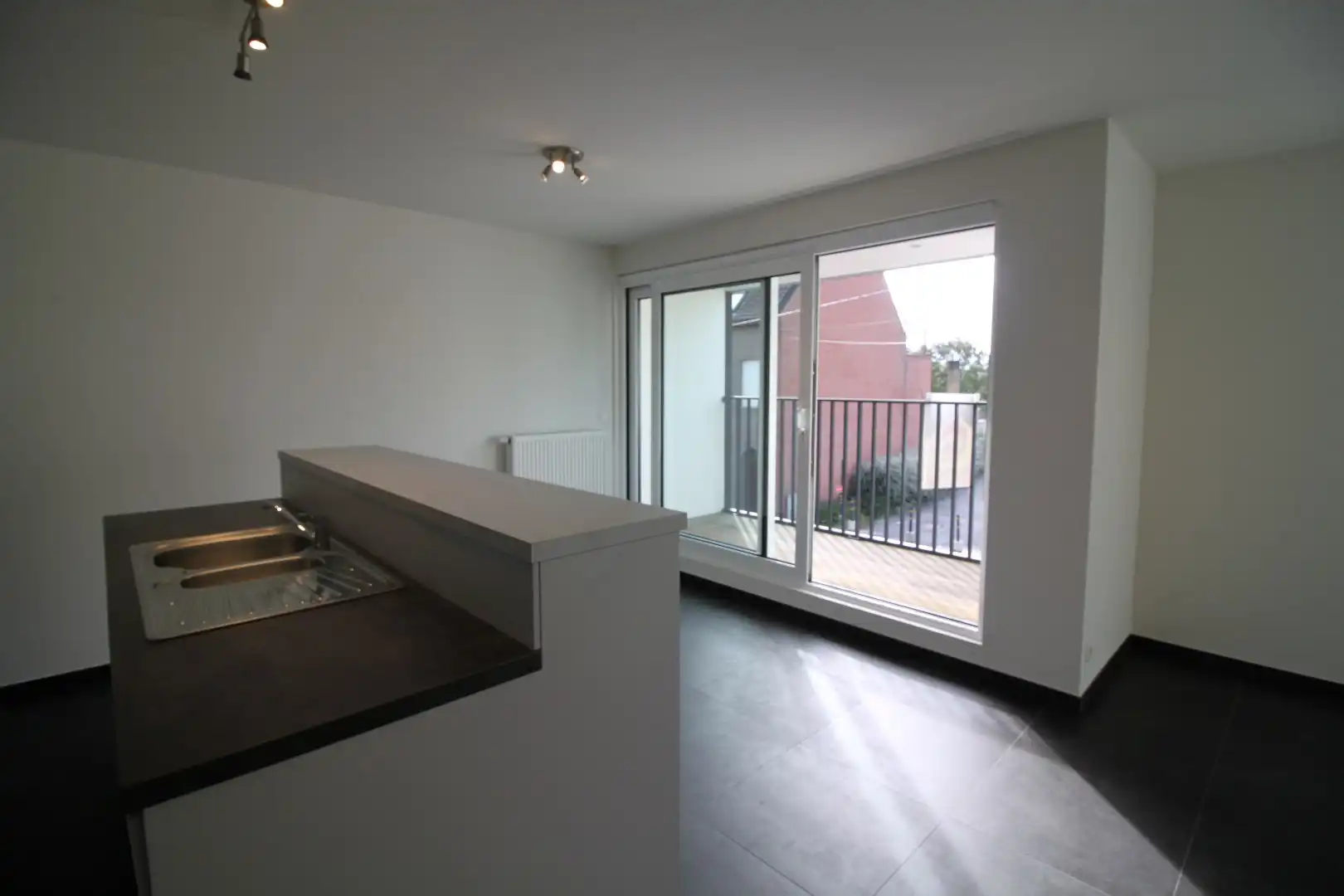 Centraal gelegen appartement met 2 slaapkamers, terras én garage foto 3