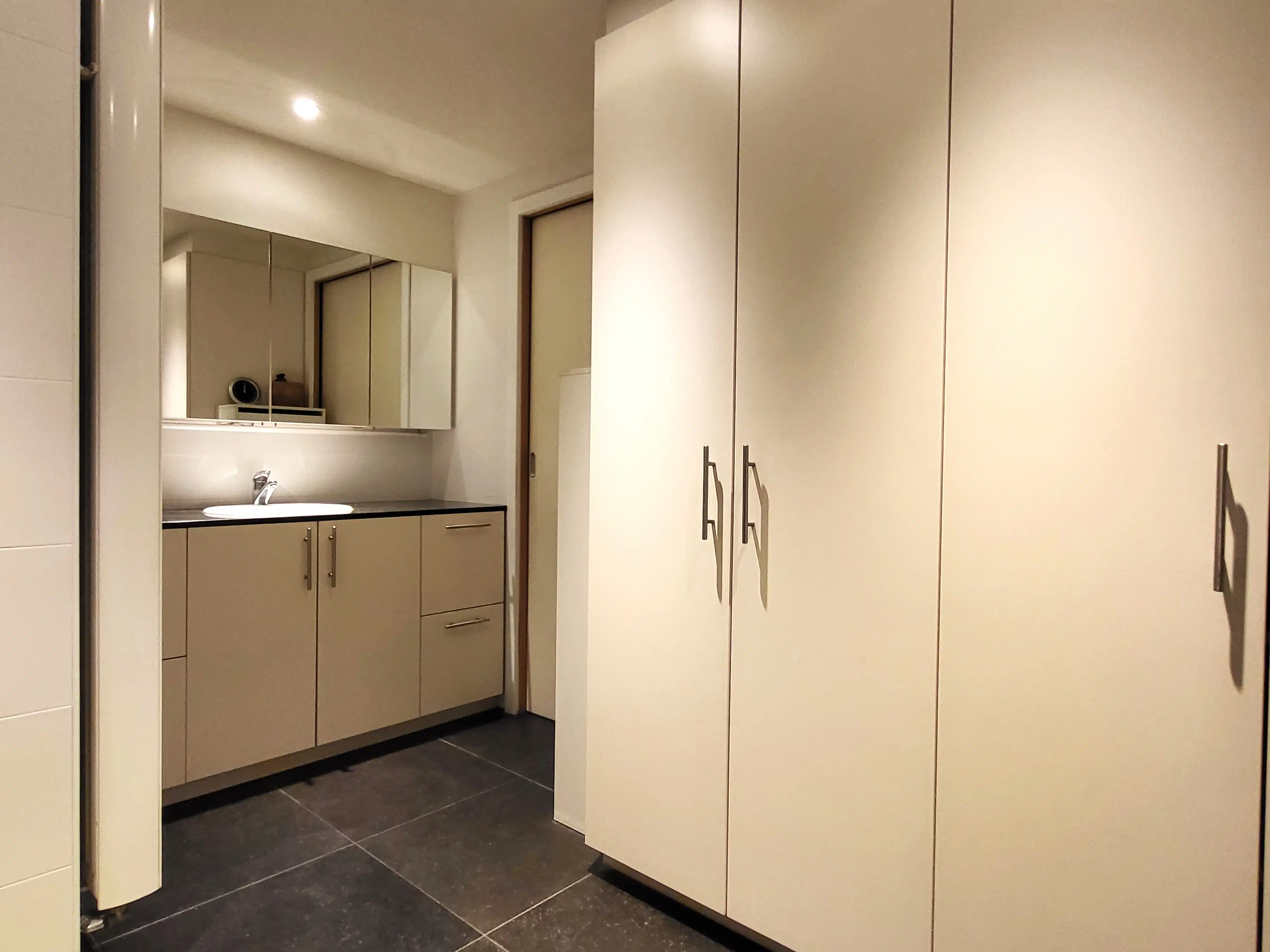 Instapklaar en energiezuinig appartement (66 m²) met zuidgerichte terrassen, ideaal gelegen in een rustige dorpsomgeving op wandelafstand van winkels, openbaar vervoer en scholen.  foto 22