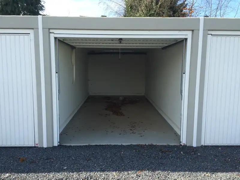 Ruime garage in het centrum van Bavikhove Perfect voor autostalling of opslag! foto 3