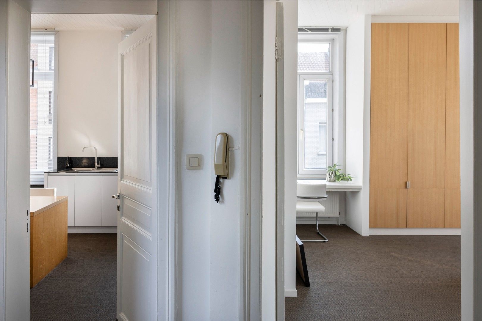 Winkel- of kantoorruimte met bovenliggend appartement. foto 9