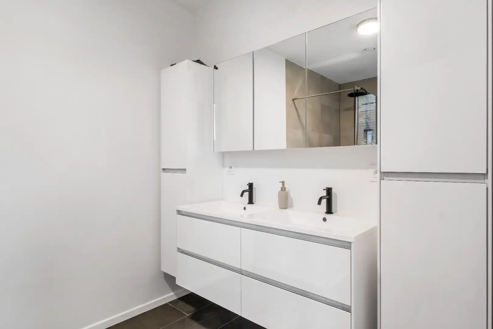 Halfopen woning in Scandinavische stijl met garage en tuin in Otegem foto 14