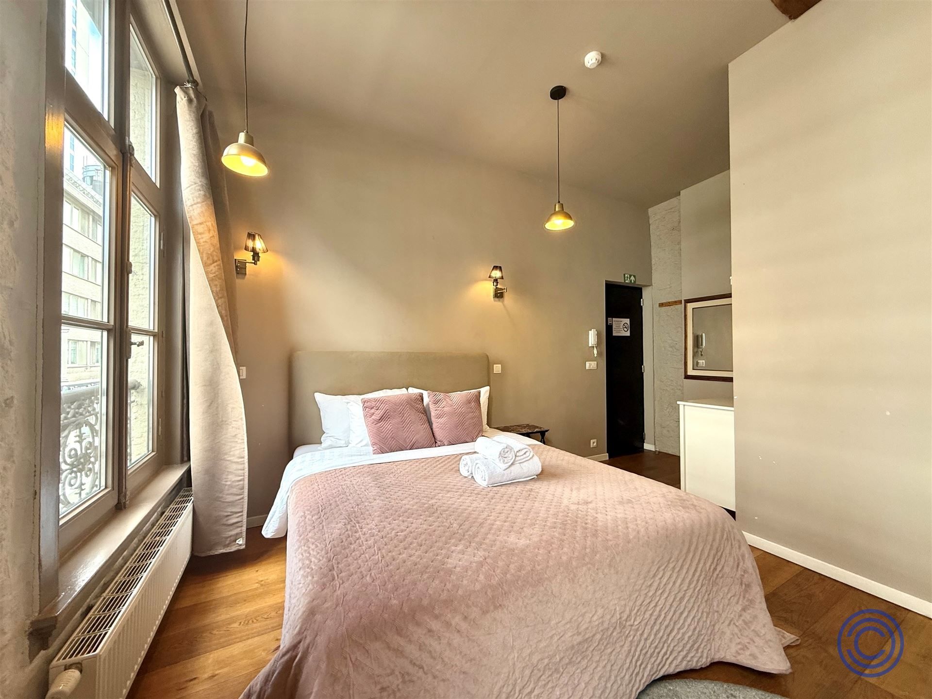 Vergund en instapklaar pand met handelspand en 4 studio's voor Airbnb! foto 3