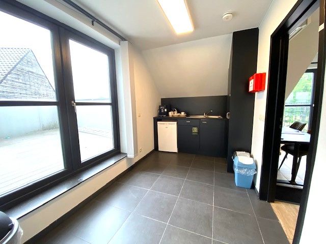 Instapklare kantoorruimte met gemeenschappelijke parking, nabij E313 foto 7