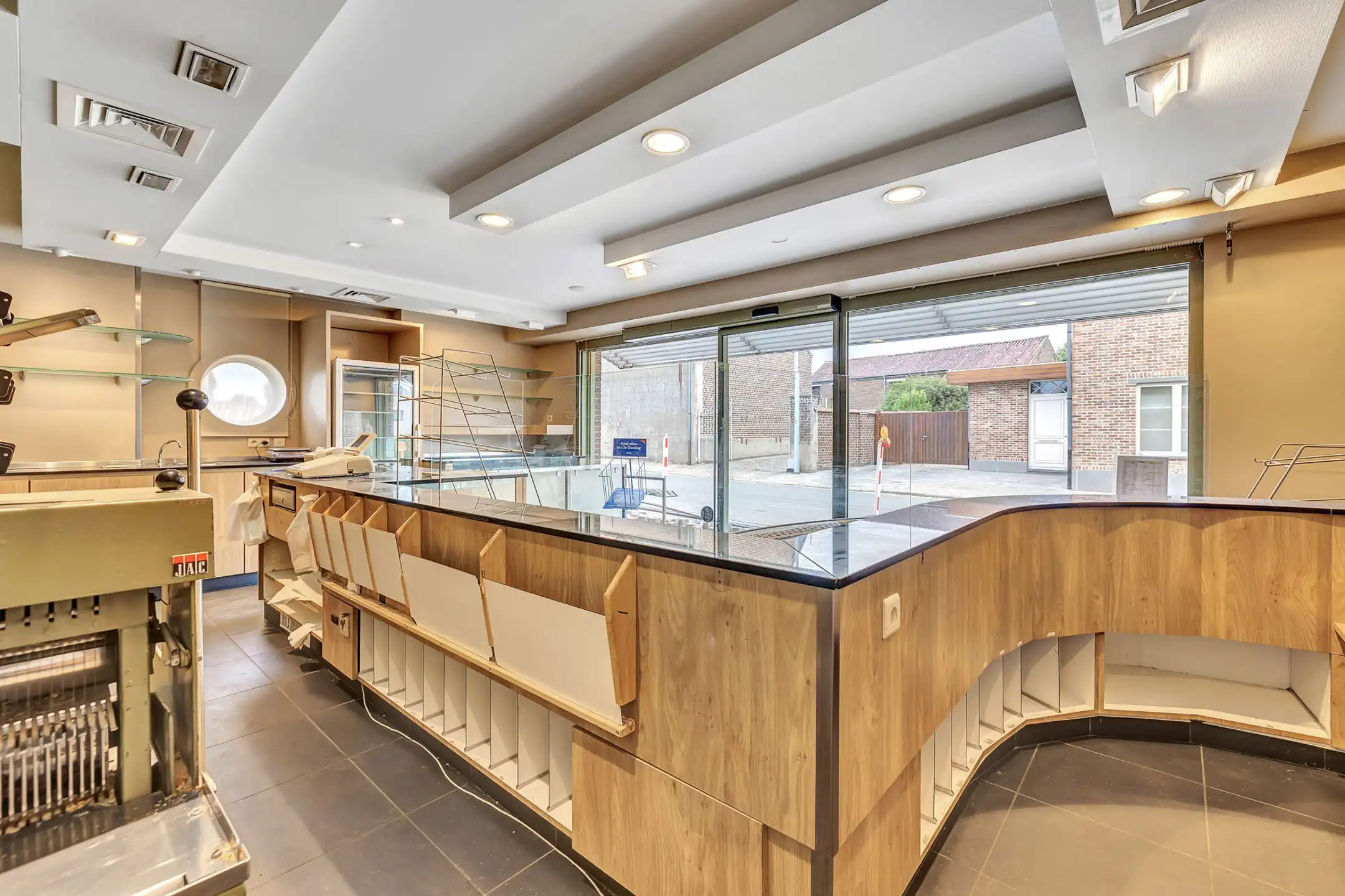 Handelswoning met ruime garage  foto 3