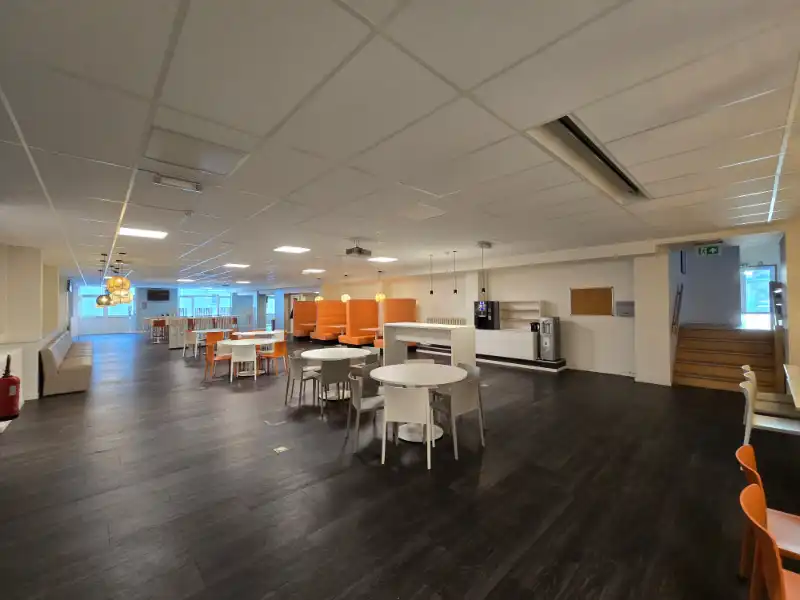 Industriële site met kantoorruimte te huur foto 12