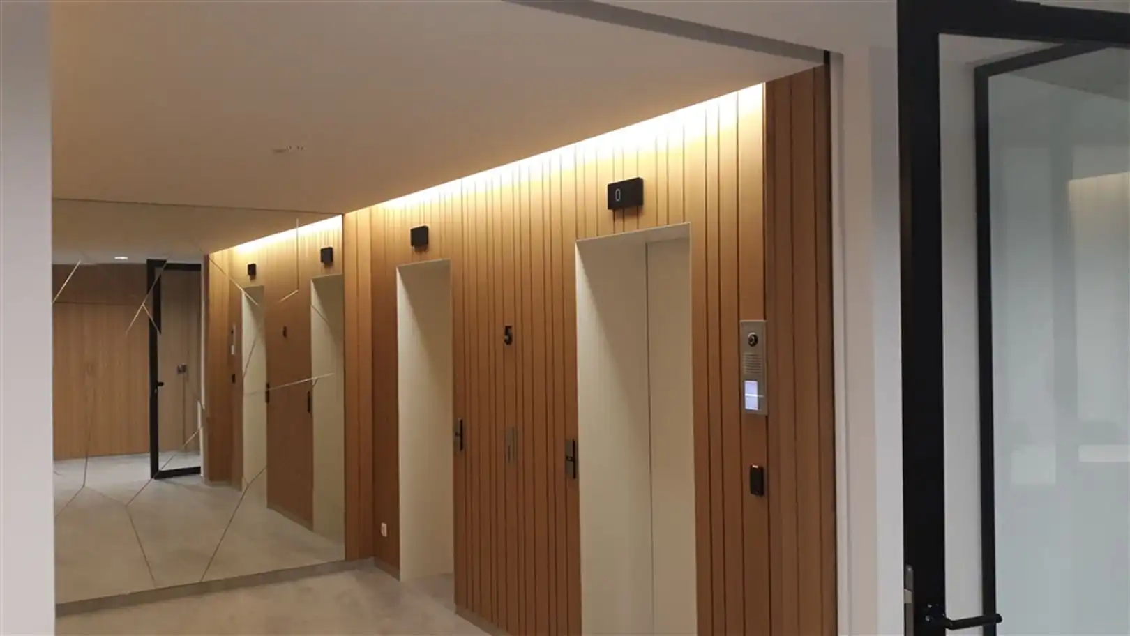 ALHAMBRA: +/- 10,500m² kantoren foto 9