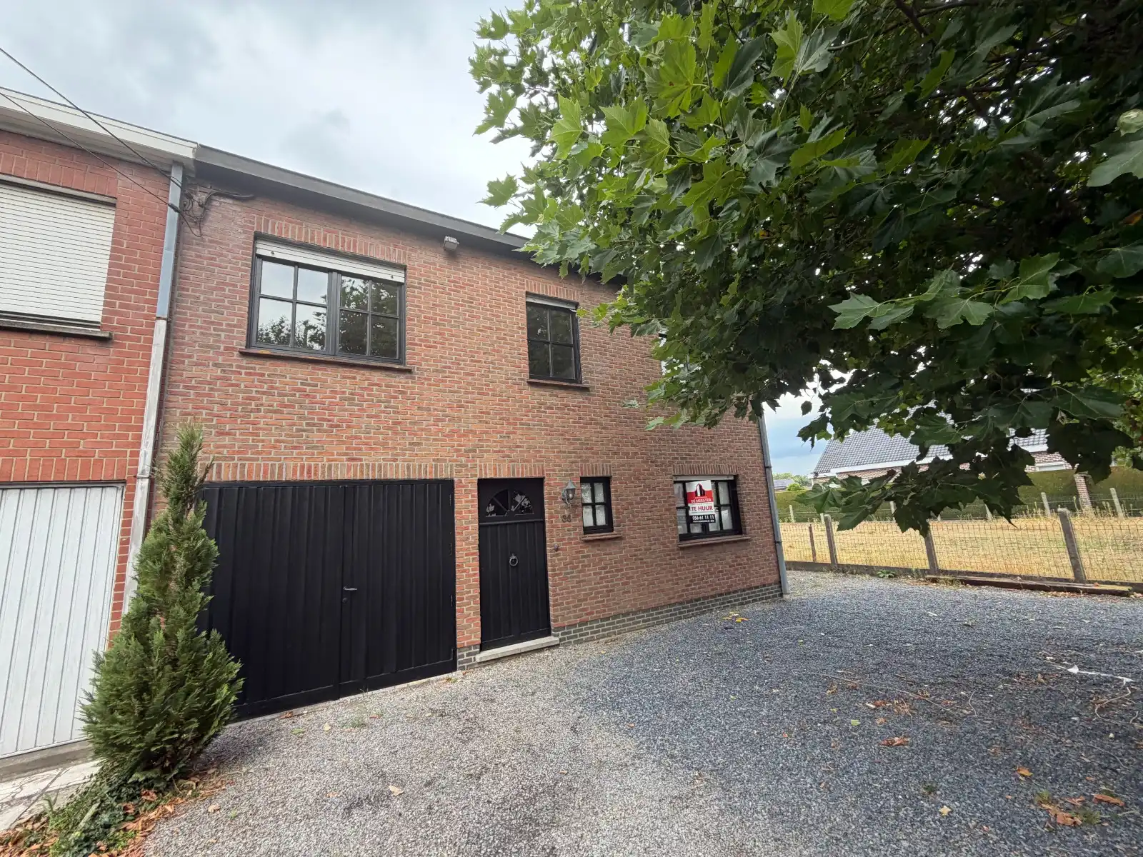 Ruime woning met 4 slaapkamers, garage en tuin foto 2