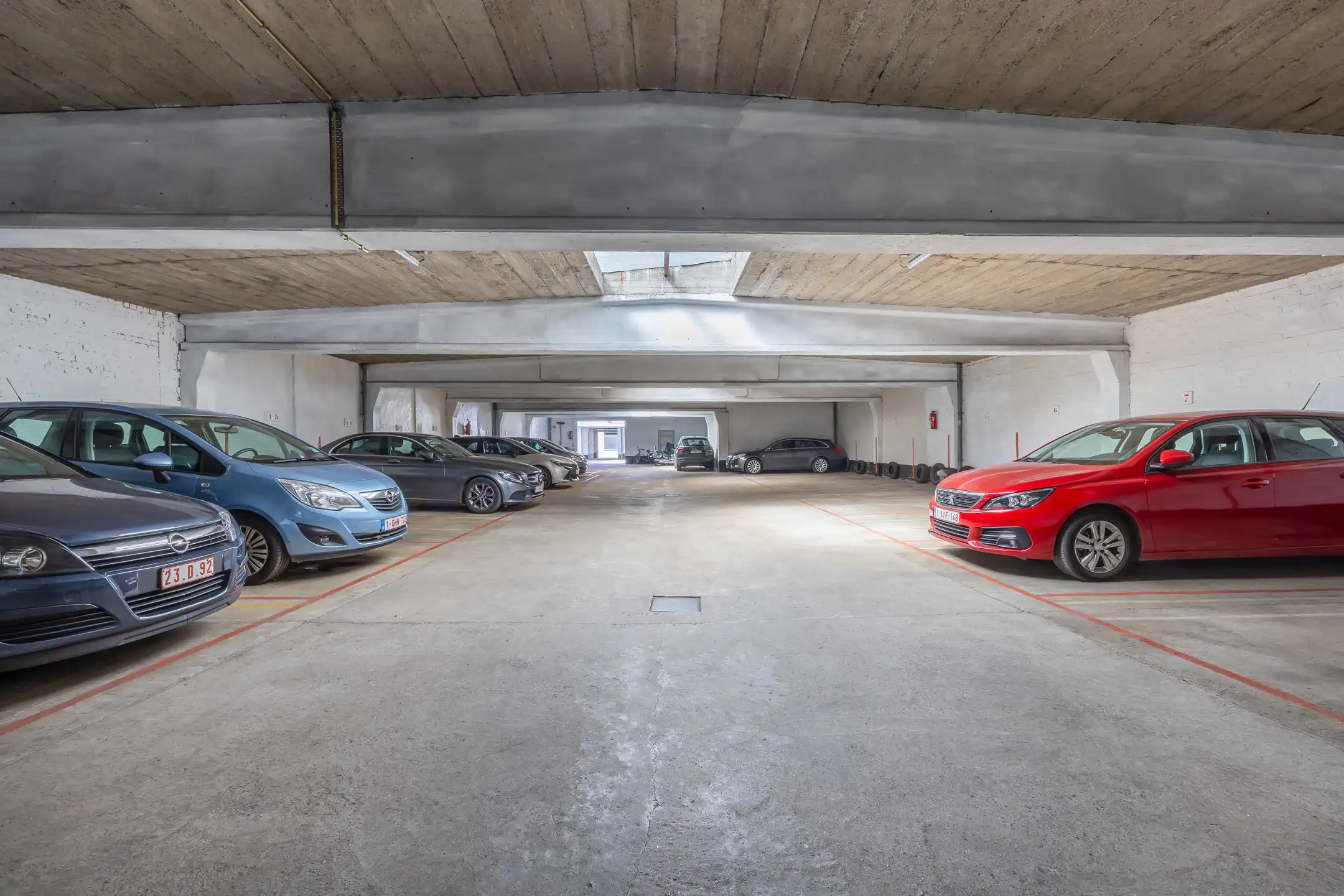 goed gelegen en afgesloten magazijn of autostaanplaatsen (480m²) foto 3