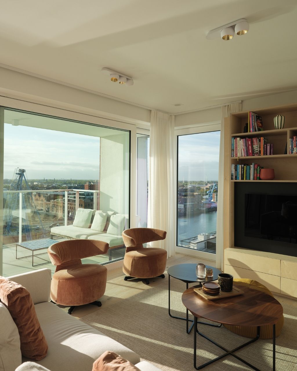 Luxe appartement (BJ 2020) met een adembenemend zicht over het water en de stad. foto 21