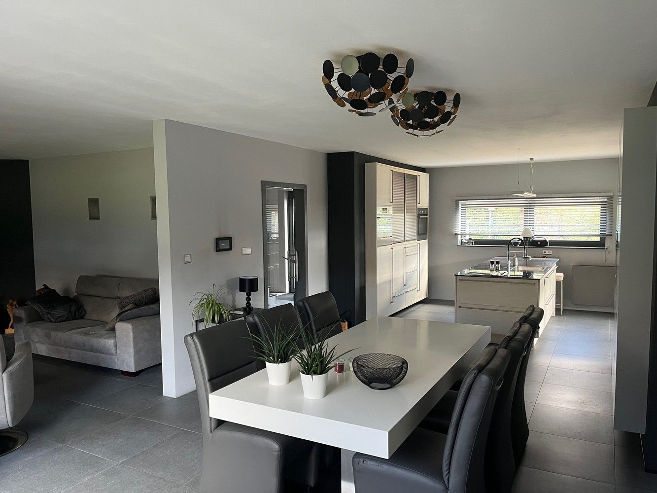 Licht, ruimte en luxe: energiezuinige, recente villa met 5 slk te koop in Maasmechelen! foto 7