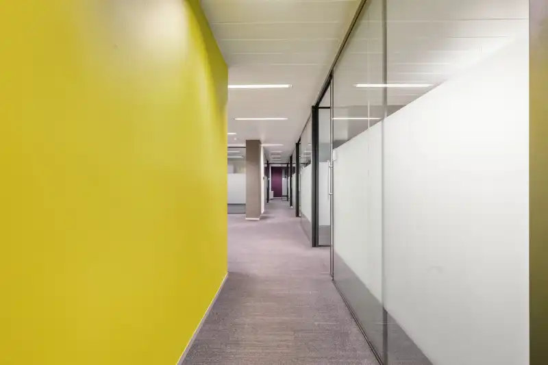 Roeselare-stadskern. Kantoor / praktijkruimte van 164m2, onlangs vernieuwd. Grote zichtbaarheid en uitkijkend op het Coninckplein. Ideaal voor groepspraktijk, galerij, boekhoudkantoor, private training,... foto 5