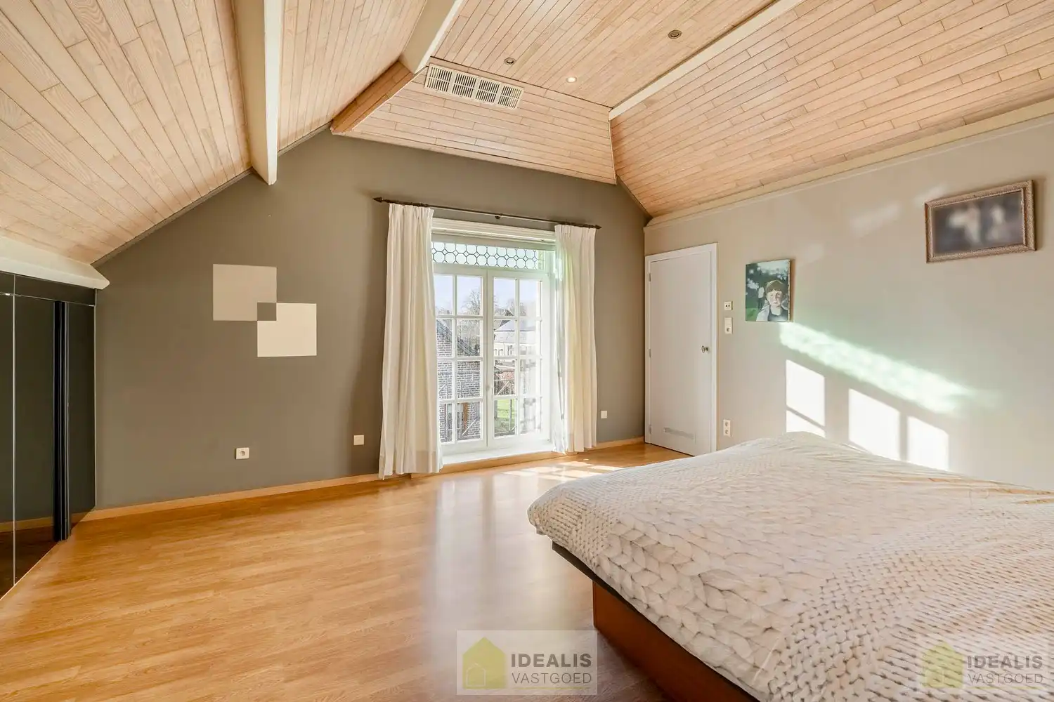 IDEALIS VASTGOED – ROYALE, INSTAPKLARE EN ZEER GOED ONDERHOUDEN GEZINSWONING OP EEN RUIM EN RUSTIG PERCEEL VAN 44A 33CA MET 5 KNAPPE SLAAPKAMERS, HEERLIJKE VERANDA, VRIJSTAANDE GARAGE EN 32 ZONNEPANELEN MÉT CERTIFICATEN ÉN ZONNEBOILER - De woning omvat maar liefst +- 265m² bewoonbare oppervlakte met ruime woonkamer, uitgeruste keuken, 5 slaapkamers, badkamer, vrijstaande garage én 32 zonnepanelen. De woning is rustig gelegen op een perceel met een opp. van 44a 33ca. foto 27