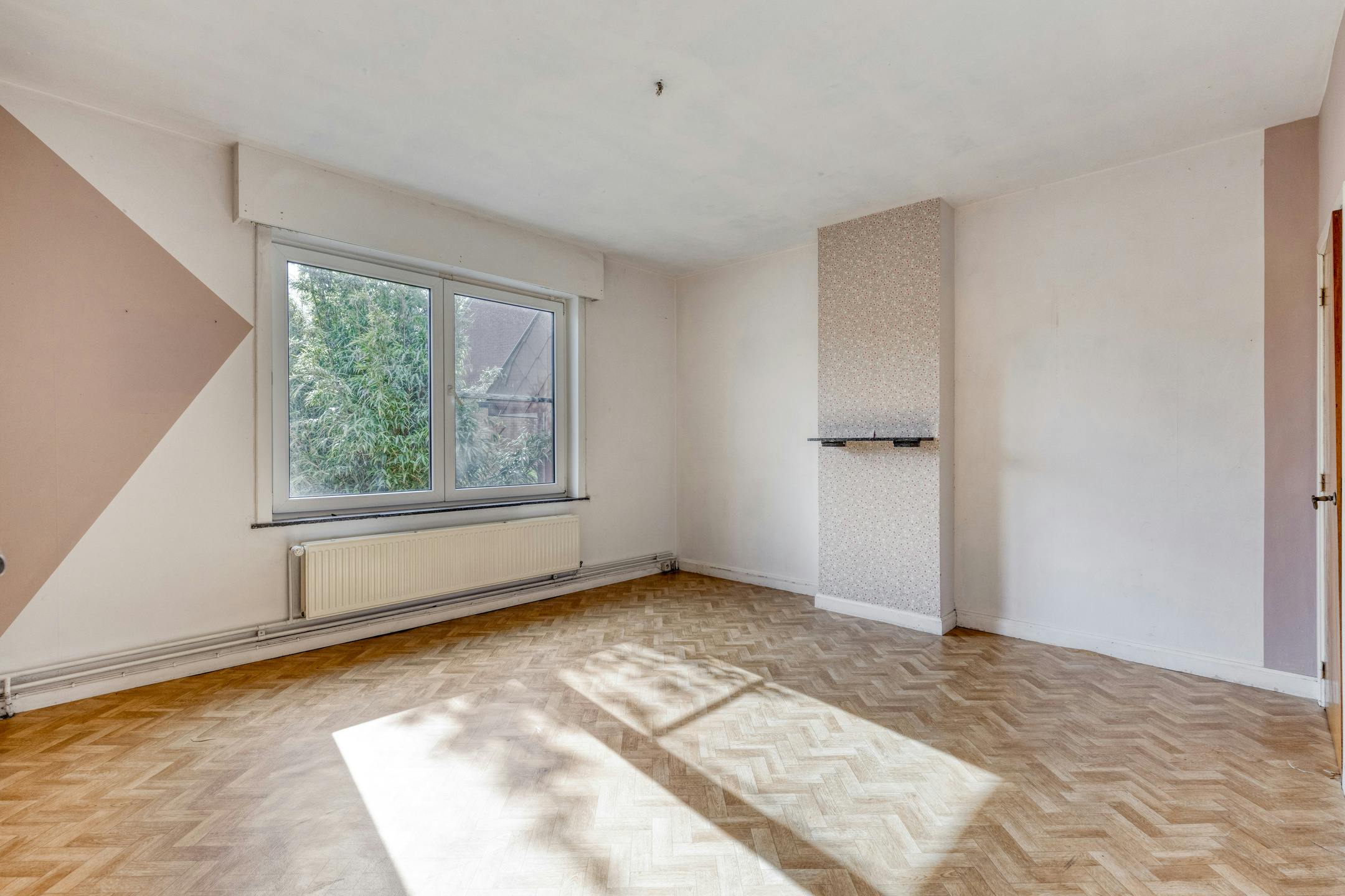 Ruime woning met tuin & potentieel in hartje Landegem foto 11