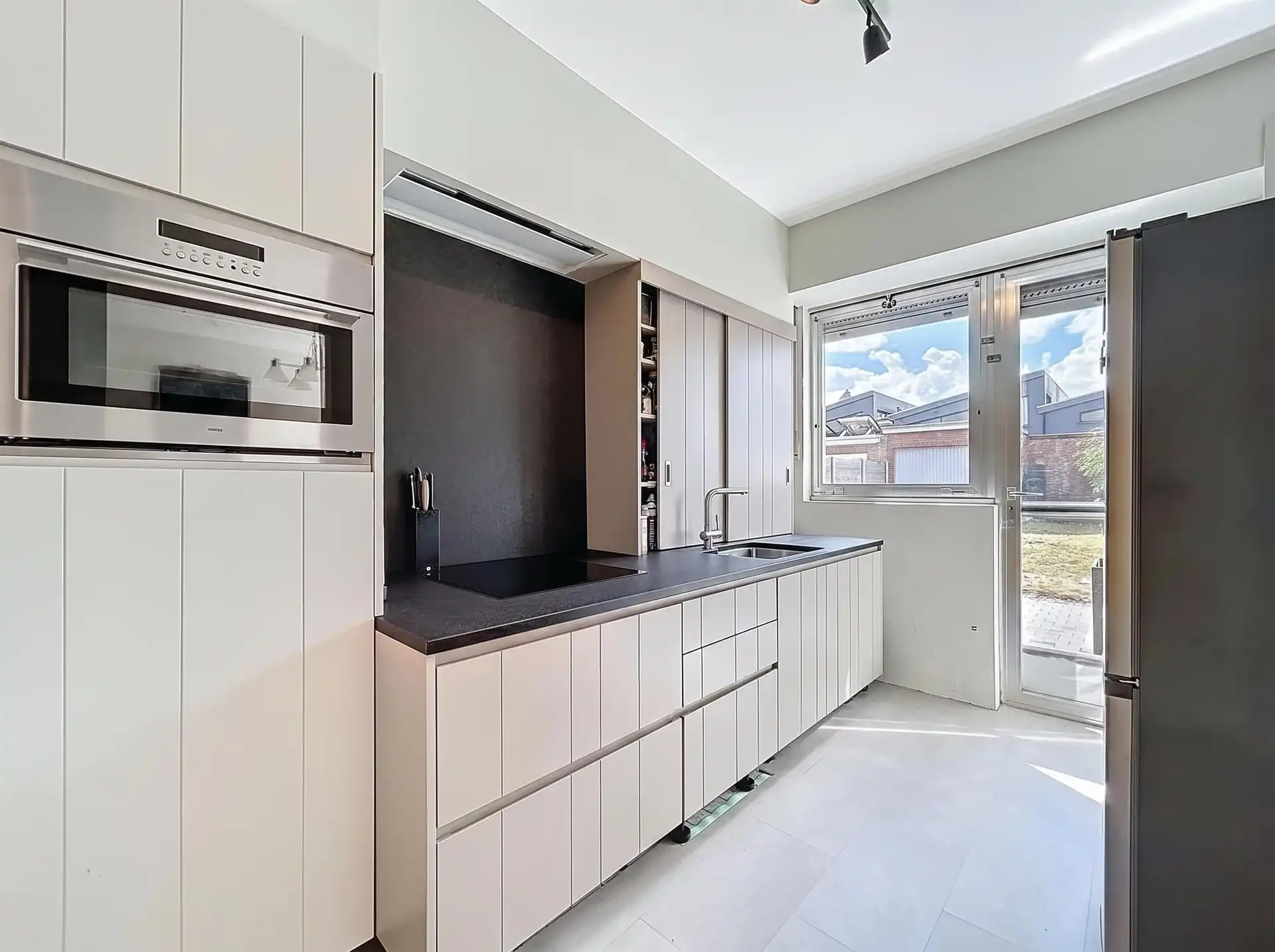 Half open bebouwing met 3 slaapkamers en garage op perceel van 315m² foto 3