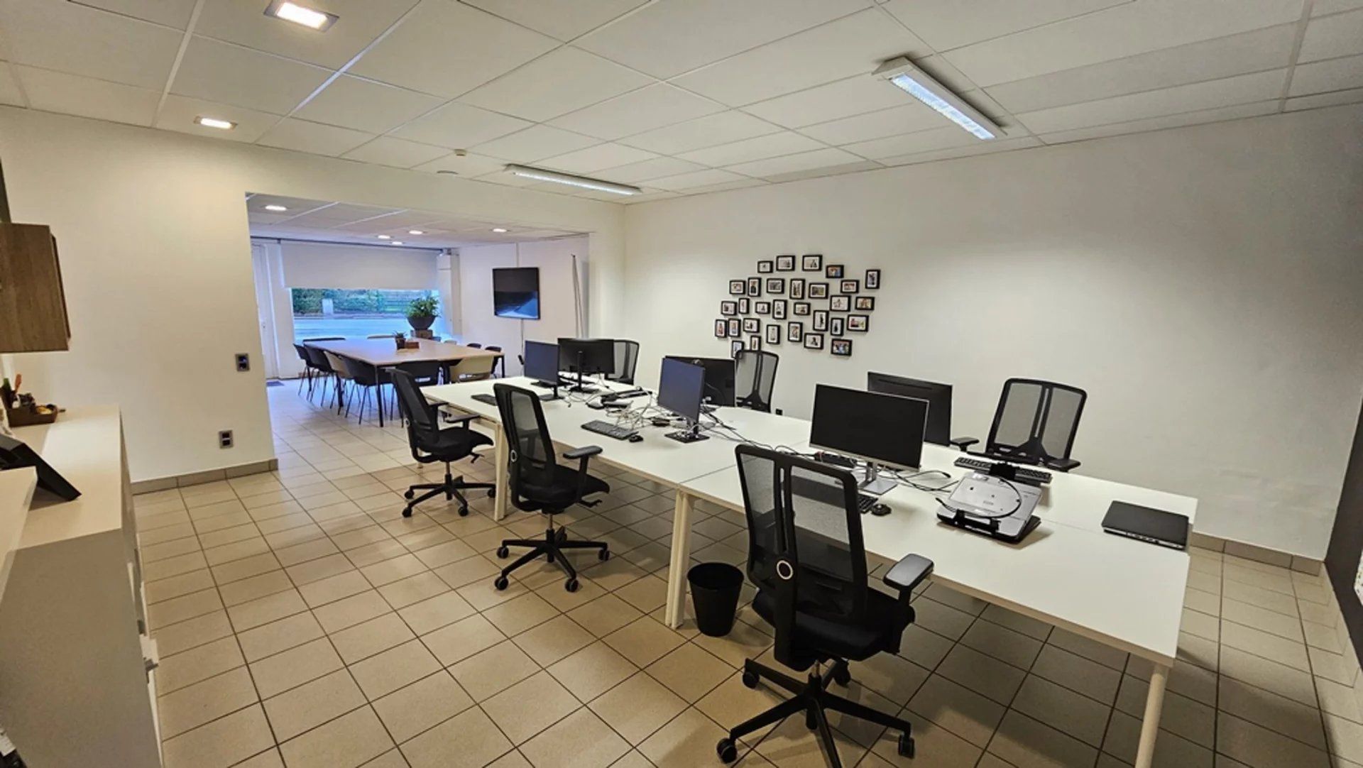 Modern handels gelijkvloers, met uitbreidingsmogelijkheden en ruim magazijn, gelegen net buiten de grote ring van Hasselt.  (Meer info via www.immoland.be)

- Dit handels gelijkvloers werd enkele jar foto 3