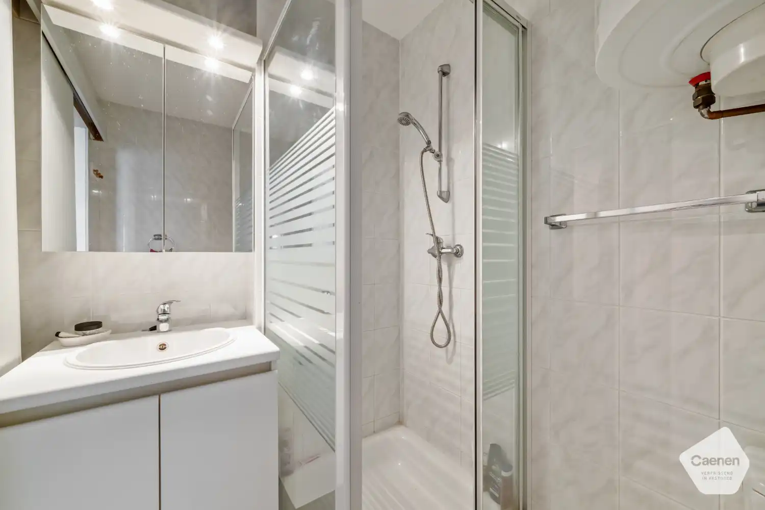 Instapklare studio met prachtig frontaal zicht op zee foto 8