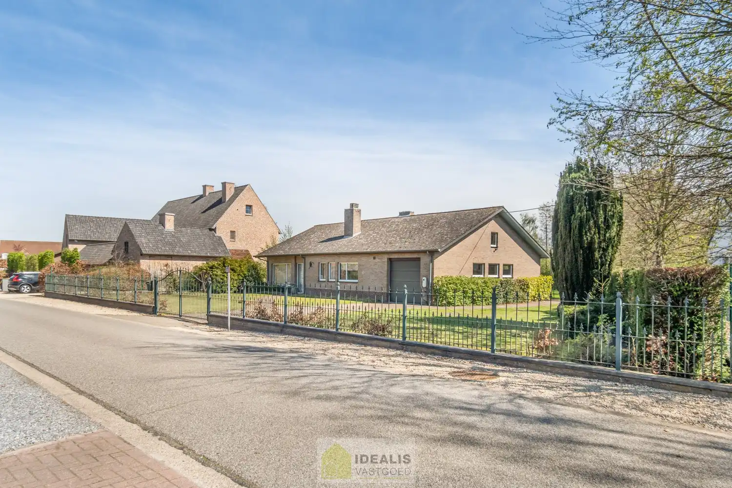 IDEALIS VASTGOED – Goed onderhouden en aangename gelijkvloerse woning met 2 slaapkamers op een prachtig, ruim en uiterst breed perceel foto 2