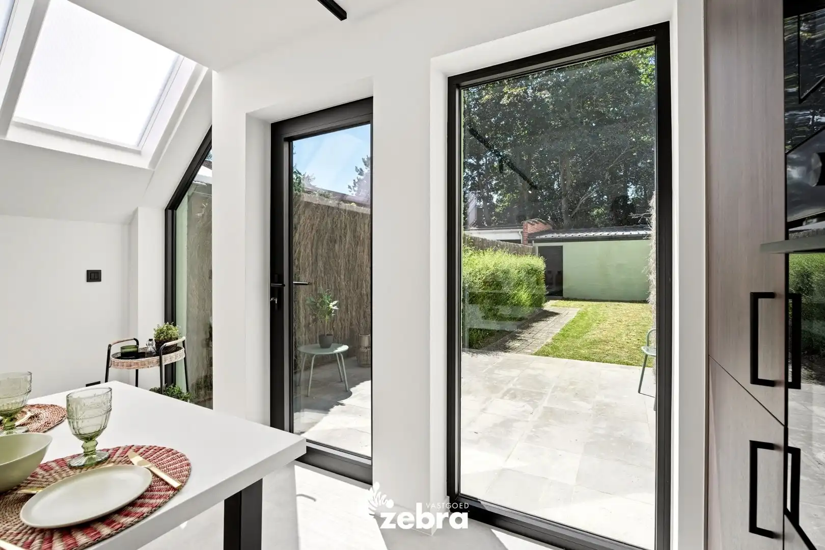 Stijlvolle woning met garage en achterliggende uitweg! foto 10