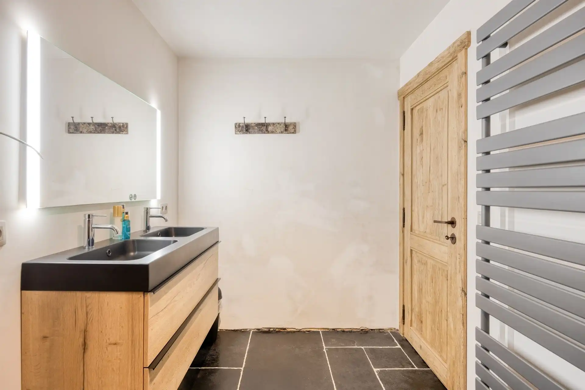 Volledige gerenoveerde woning met loods foto 15