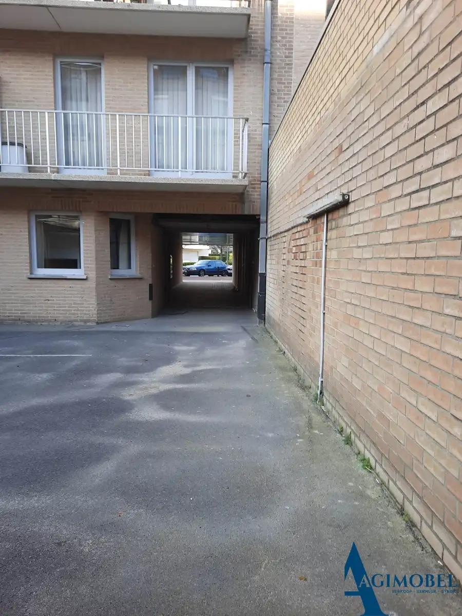 Overdekte staanplaats gelijkvloers links tegen muur, gelegen op  de Koningslaan. foto 4