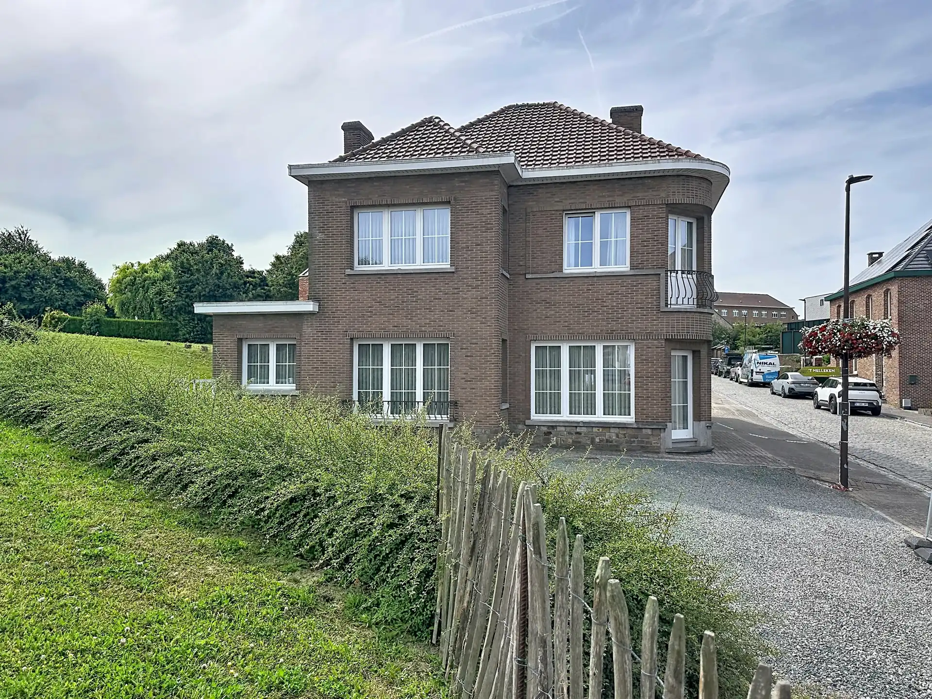 Stevige viergevel met Z-gerichte tuin en werkplaats foto 3