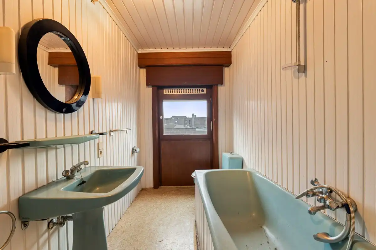 Te renoveren rijwoning met achterliggend groot magazijn! foto 7